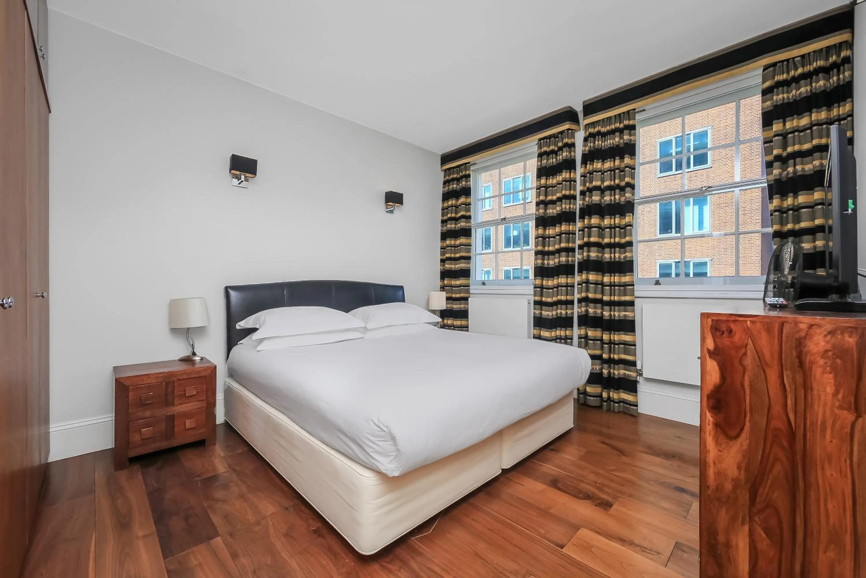 Bedroom, Bed in Tavistock Place Apartments