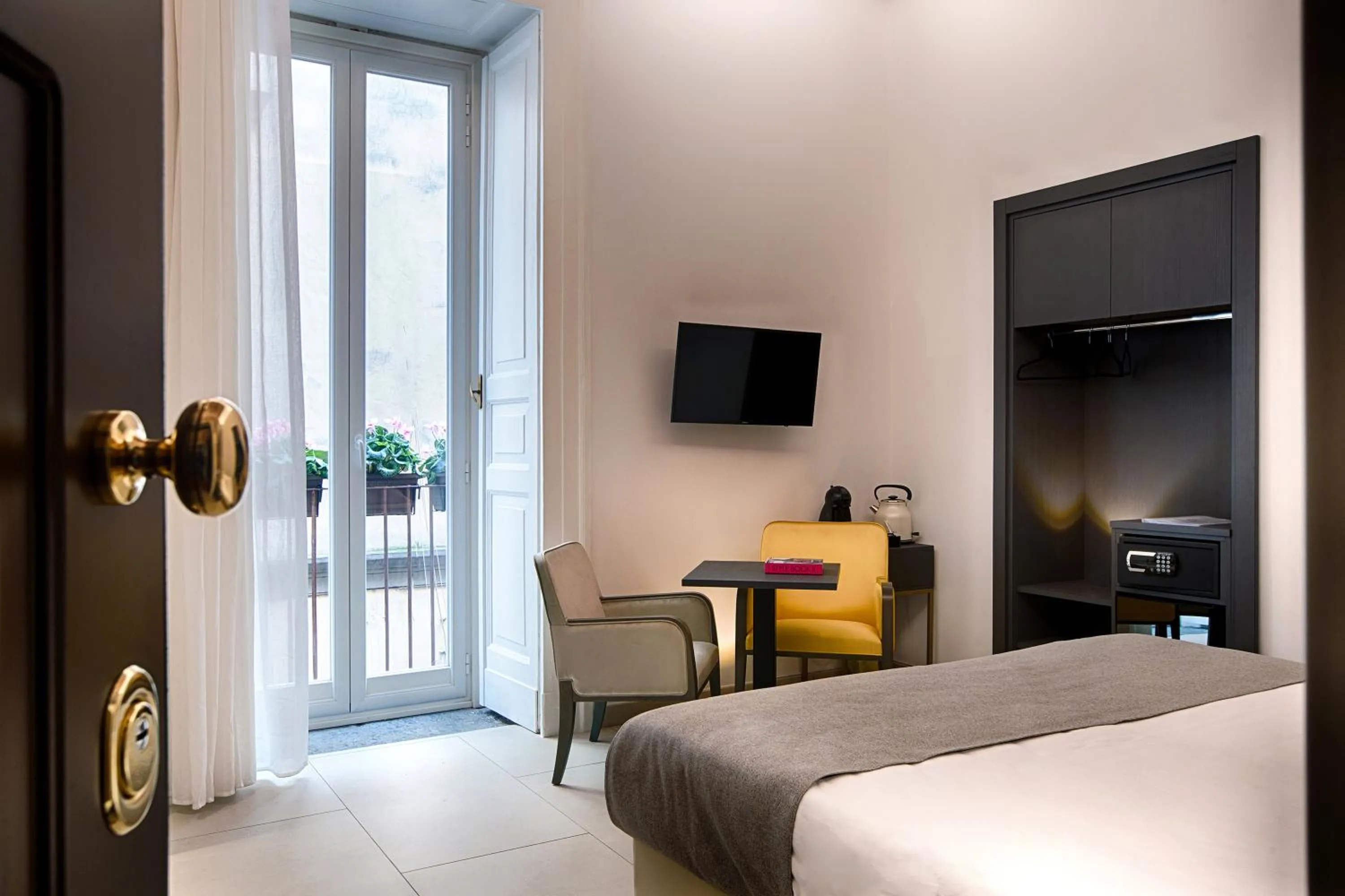 TV and multimedia, Bed in B&B Napoli Time