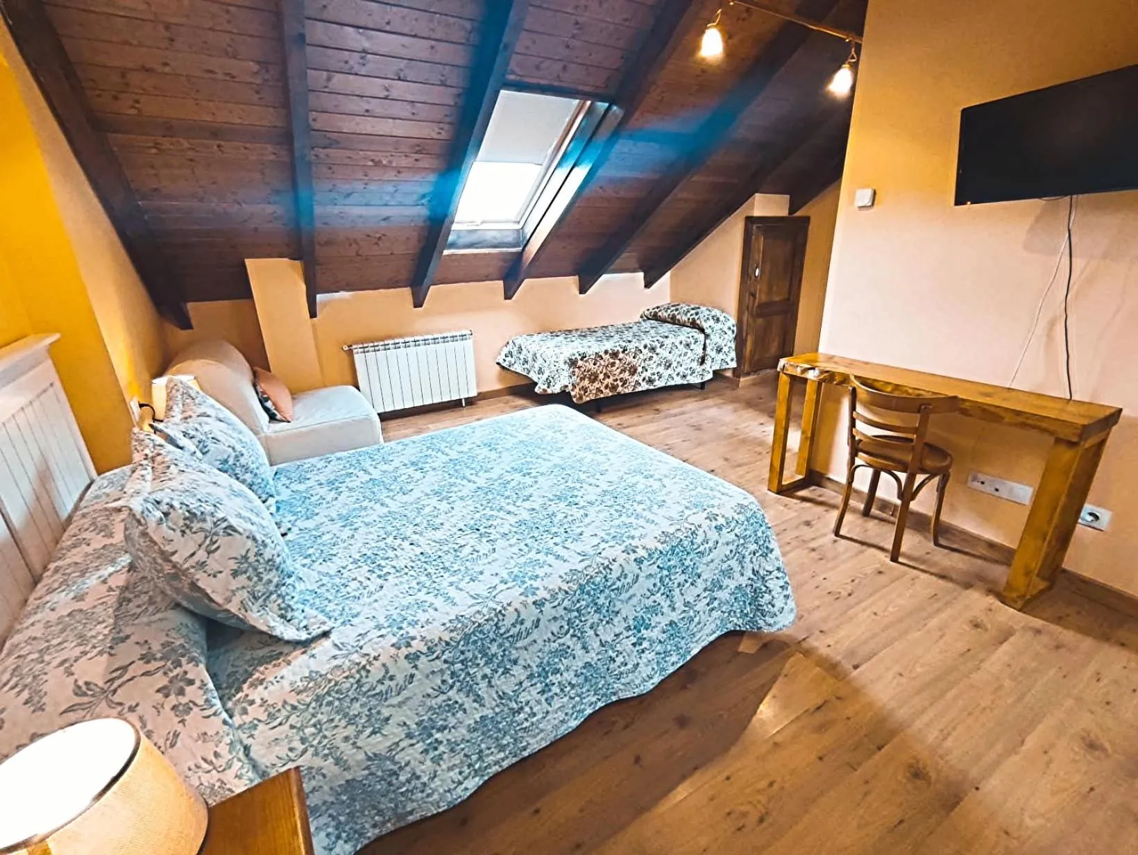 Family Double Room in Hotel Rural Pajarapinta