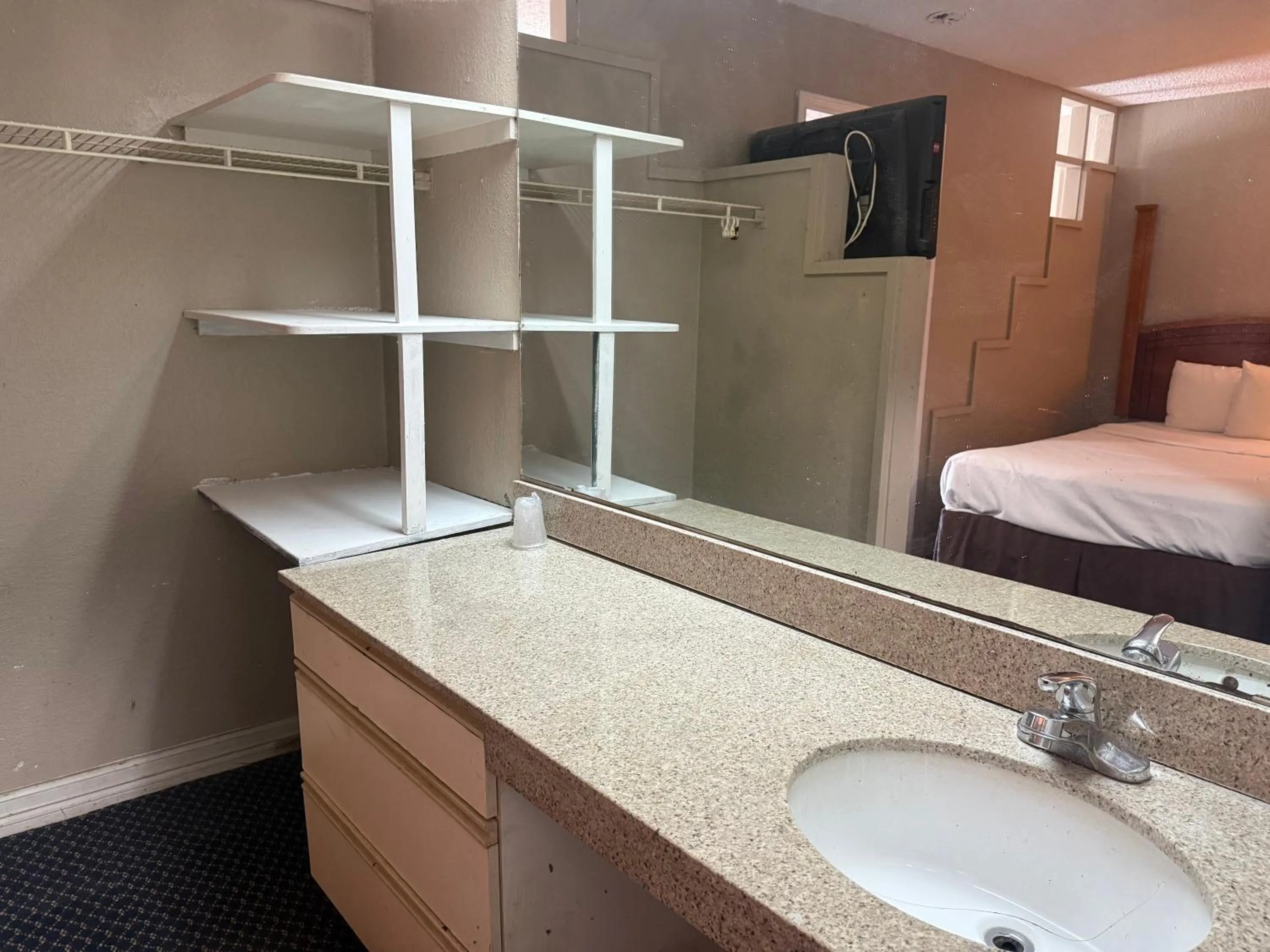 Bathroom, Bed in Homegate Studios & Suites San Antonio Medical Center