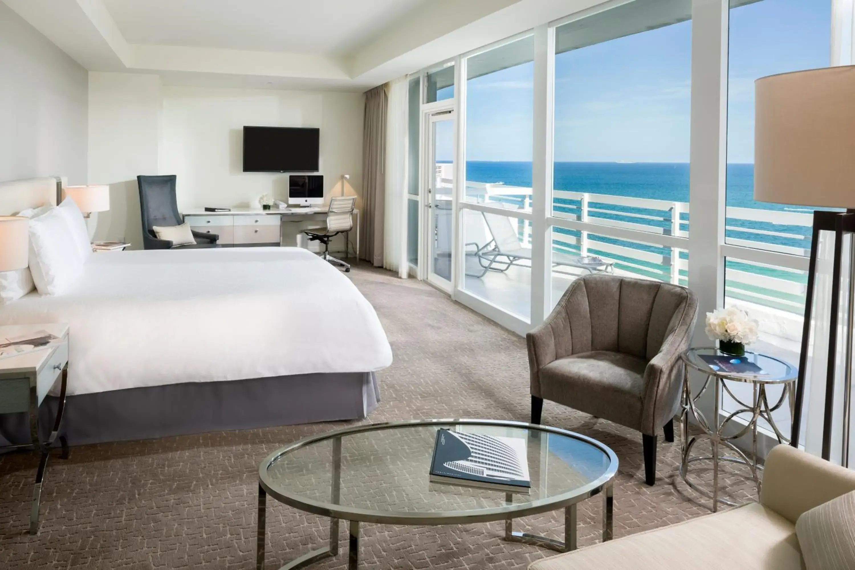 Day, Bed in Fontainebleau Miami Beach Day, Bed in Fontainebleau Miami Beach