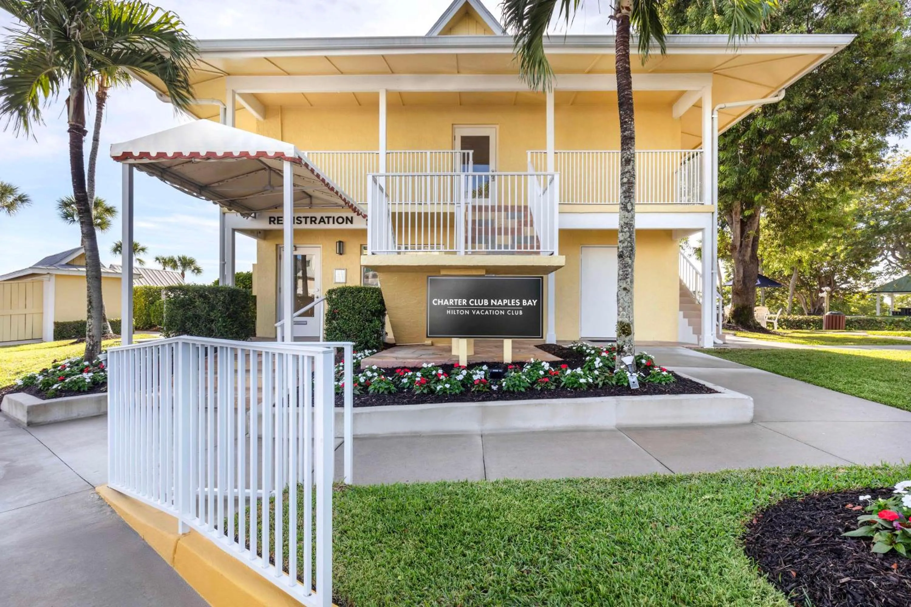 Property building in Hilton Vacation Club Charter Club Naples Bay