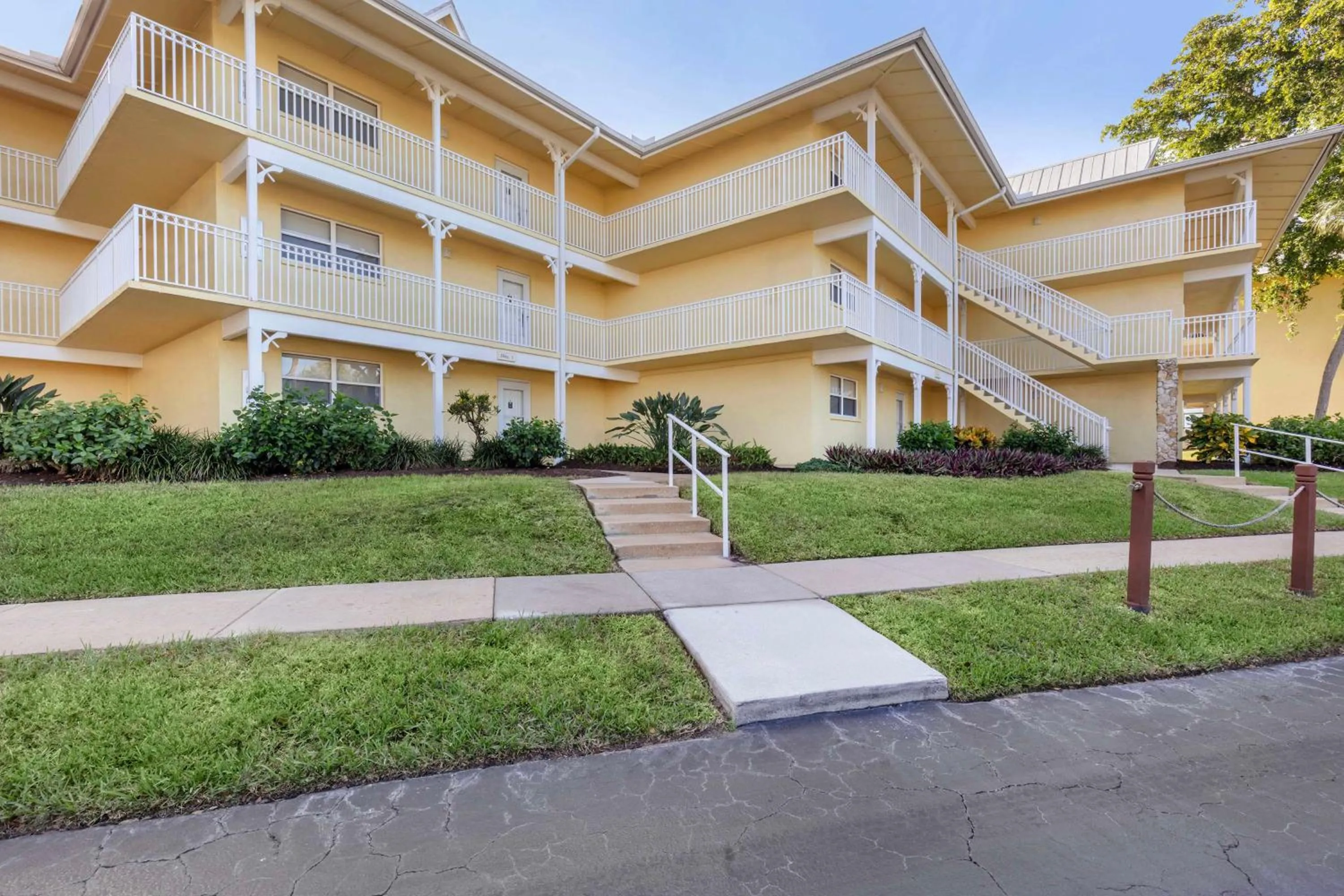 Property building in Hilton Vacation Club Charter Club Naples Bay