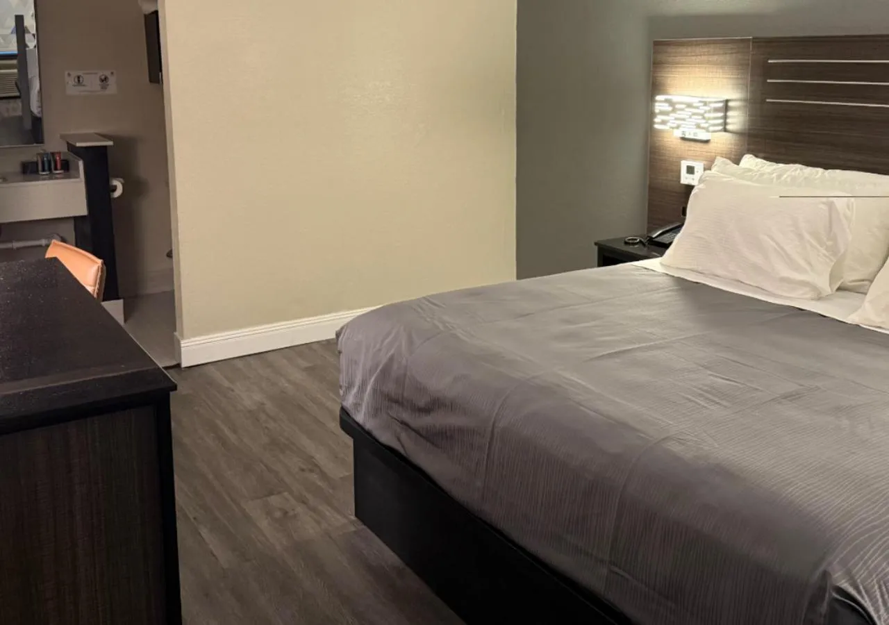 Bedroom, Bed in Lx Hotel, Powered by ACW Circle