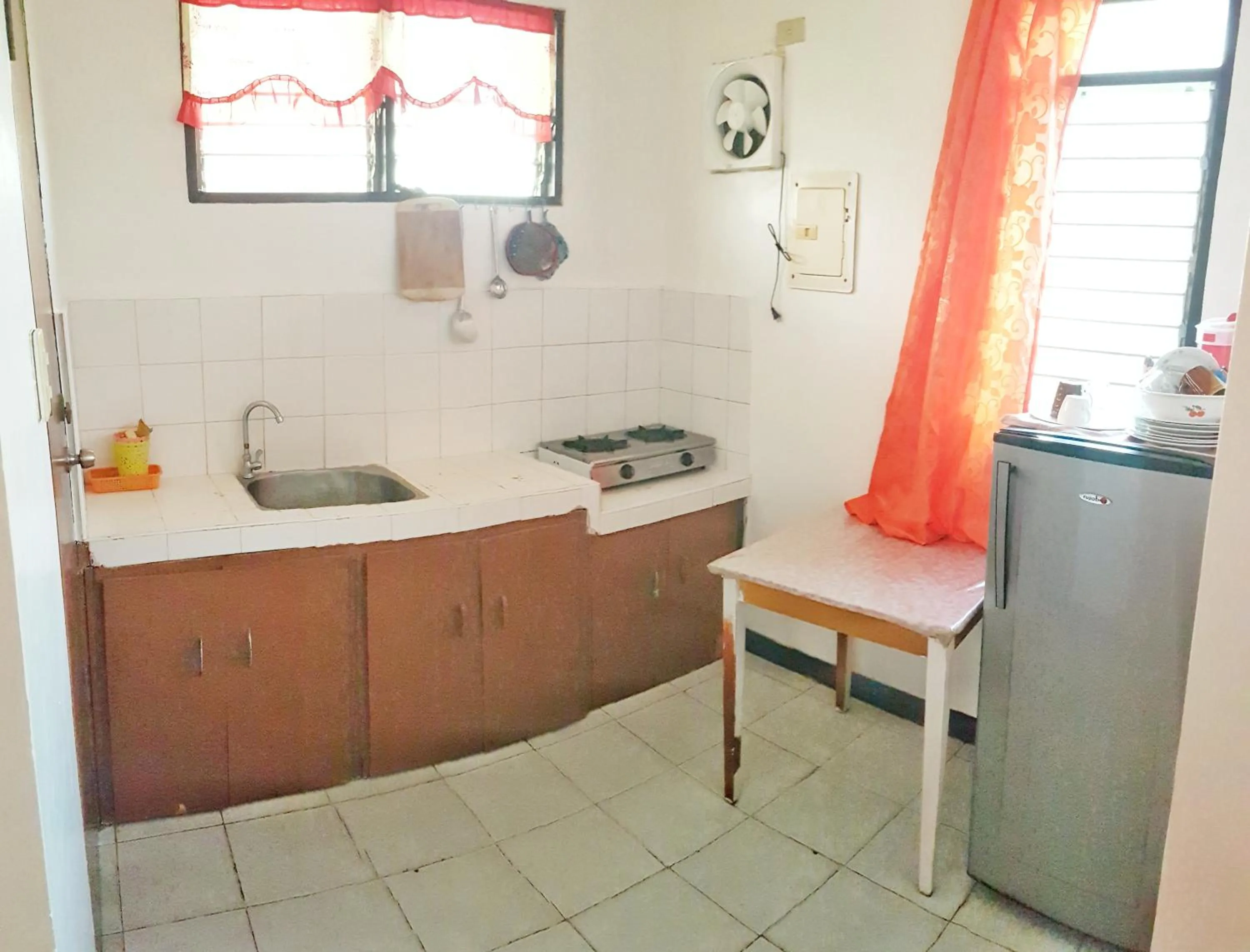 Kitchen or kitchenette in WHITE BEACH GUEST HOUSE