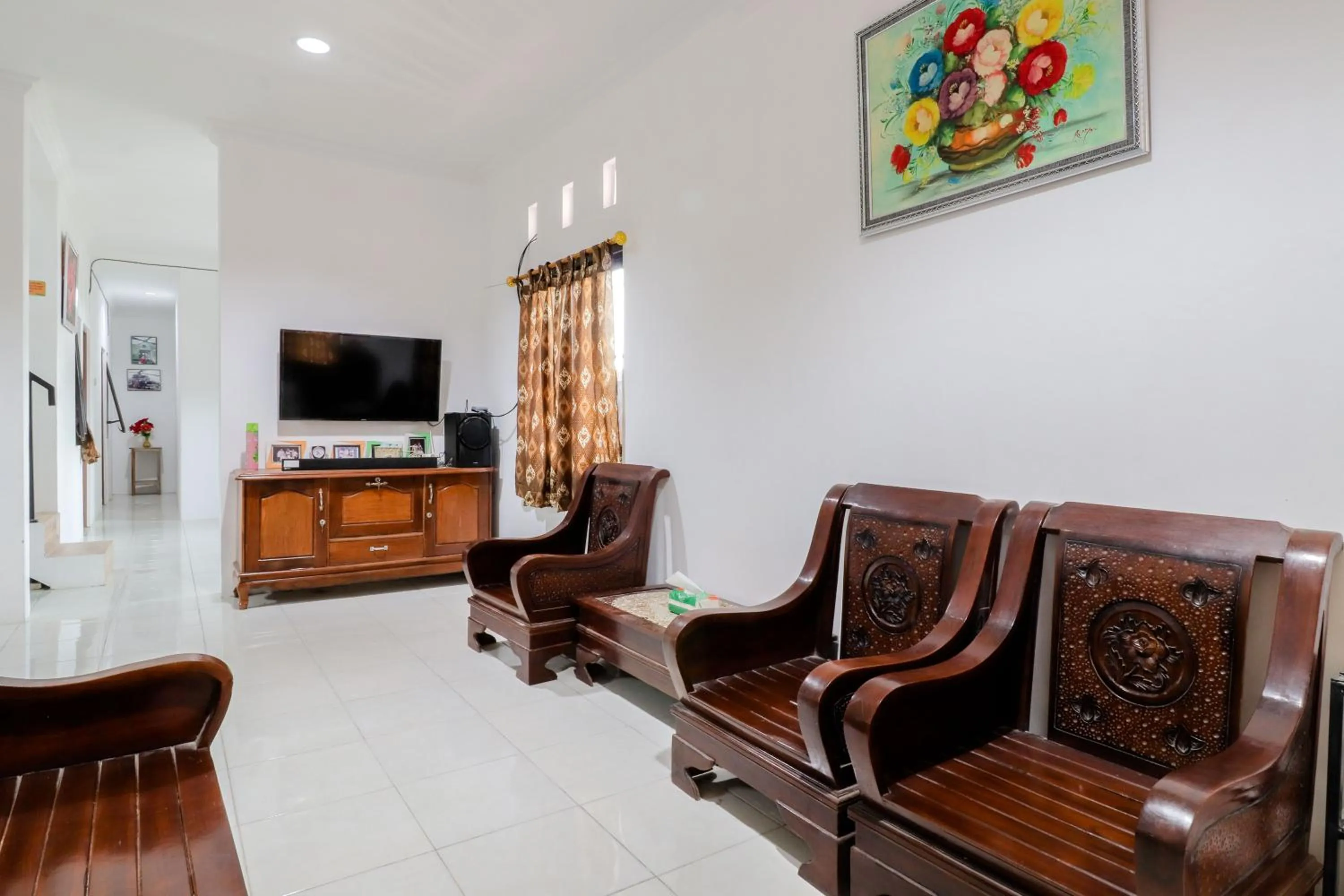 Communal lounge/ TV room in Java Homestay