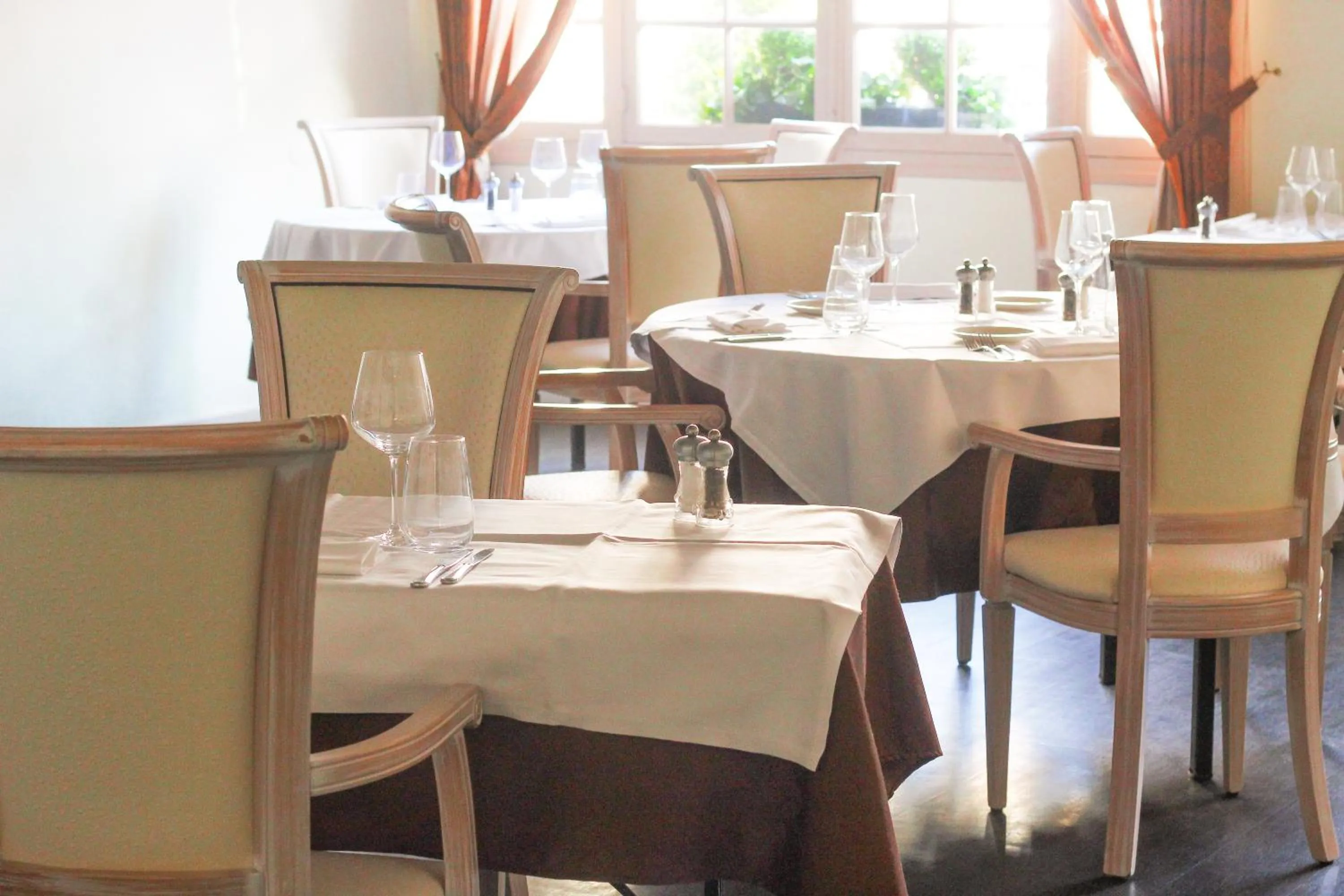 Restaurant/places to eat in Logis Hôtel & Restaurant du Sauvage