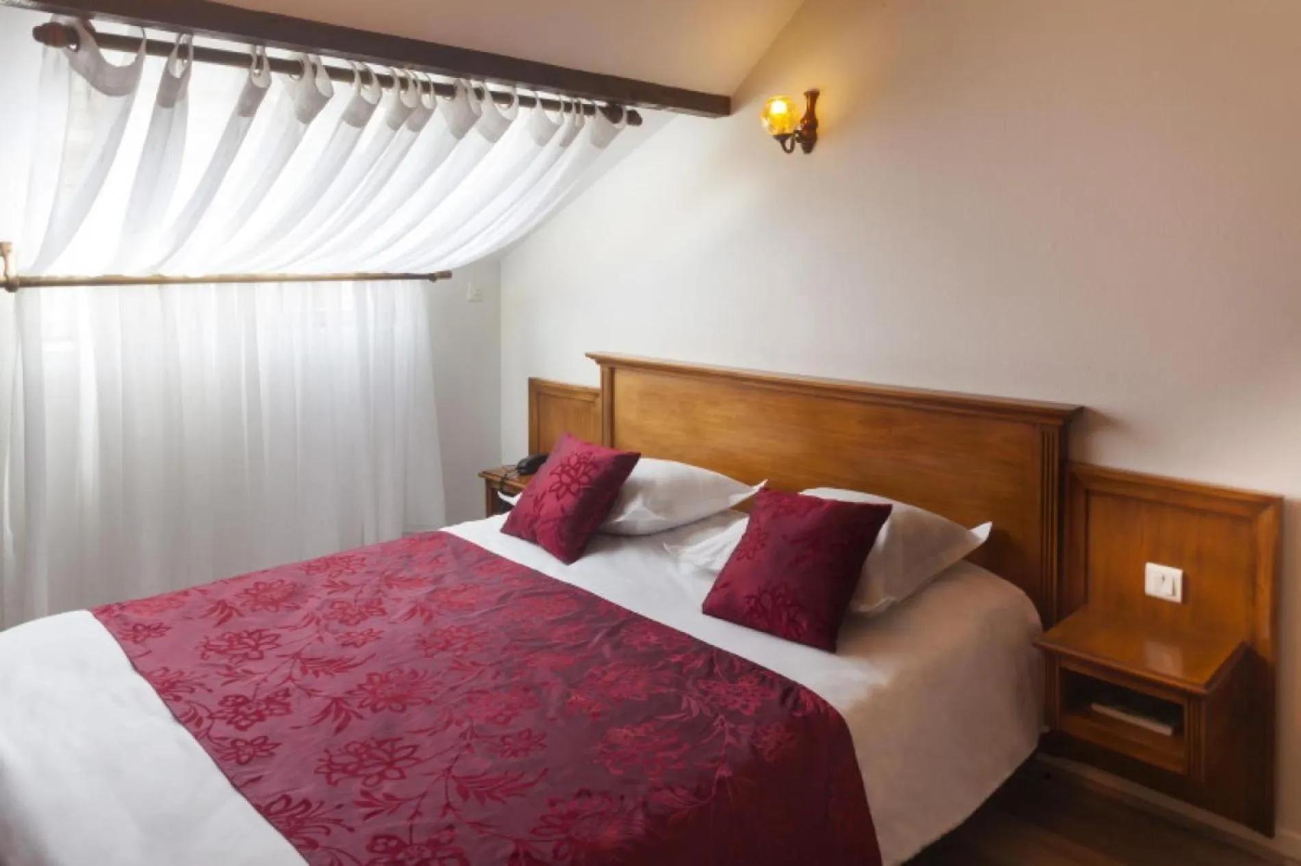 Bed in Logis Hôtel & Restaurant du Sauvage