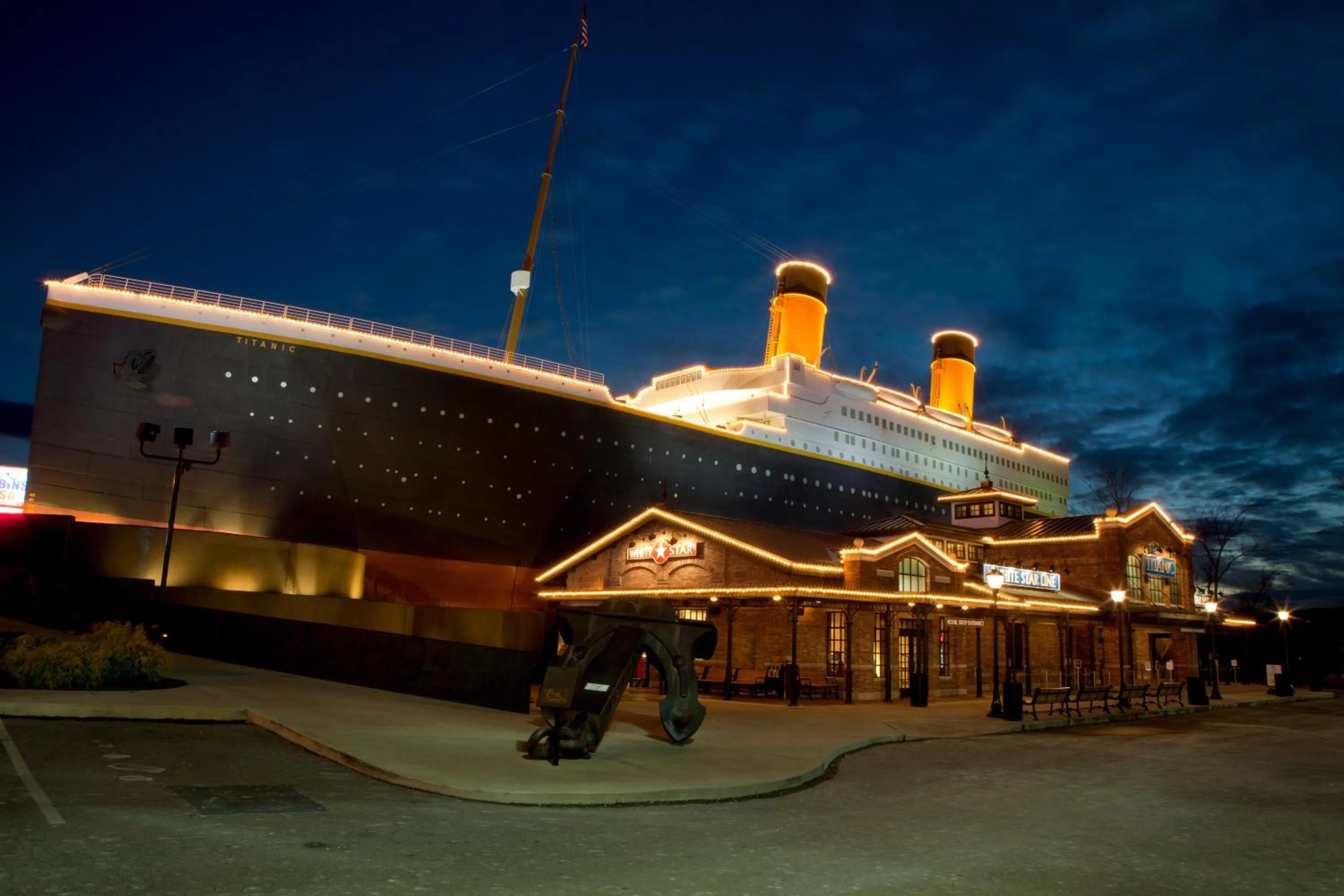 Cozy Bear, Free Attraction Tickets, Hot Tub, WIFI, Fireplace!!!