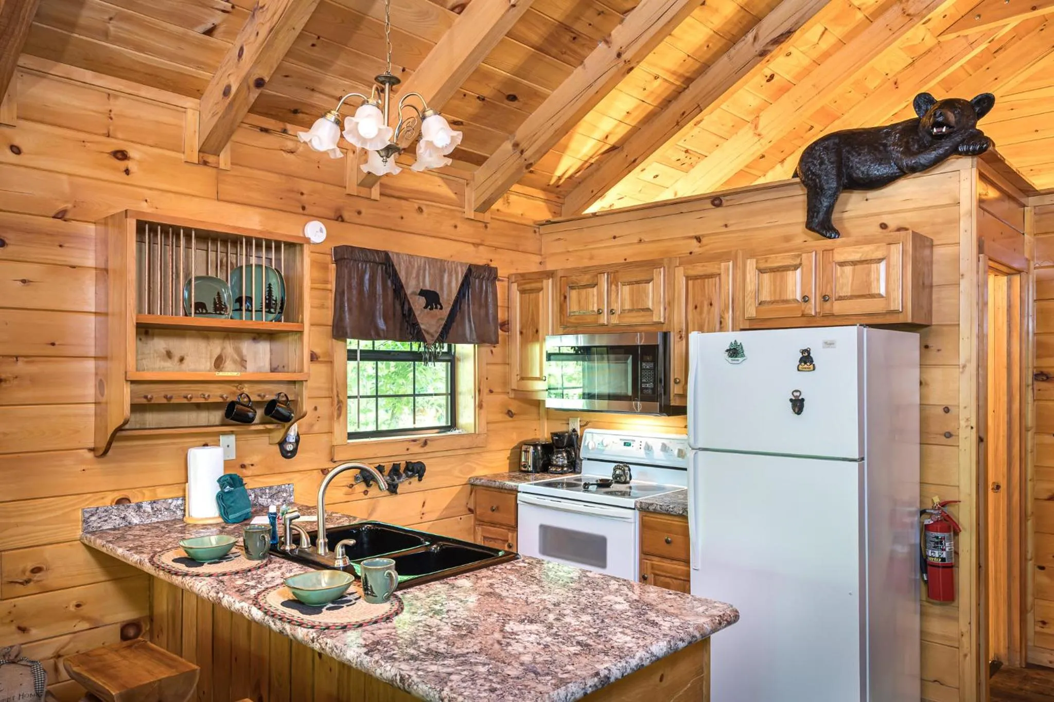 Cozy Bear, Free Attraction Tickets, Hot Tub, WIFI, Fireplace!!!