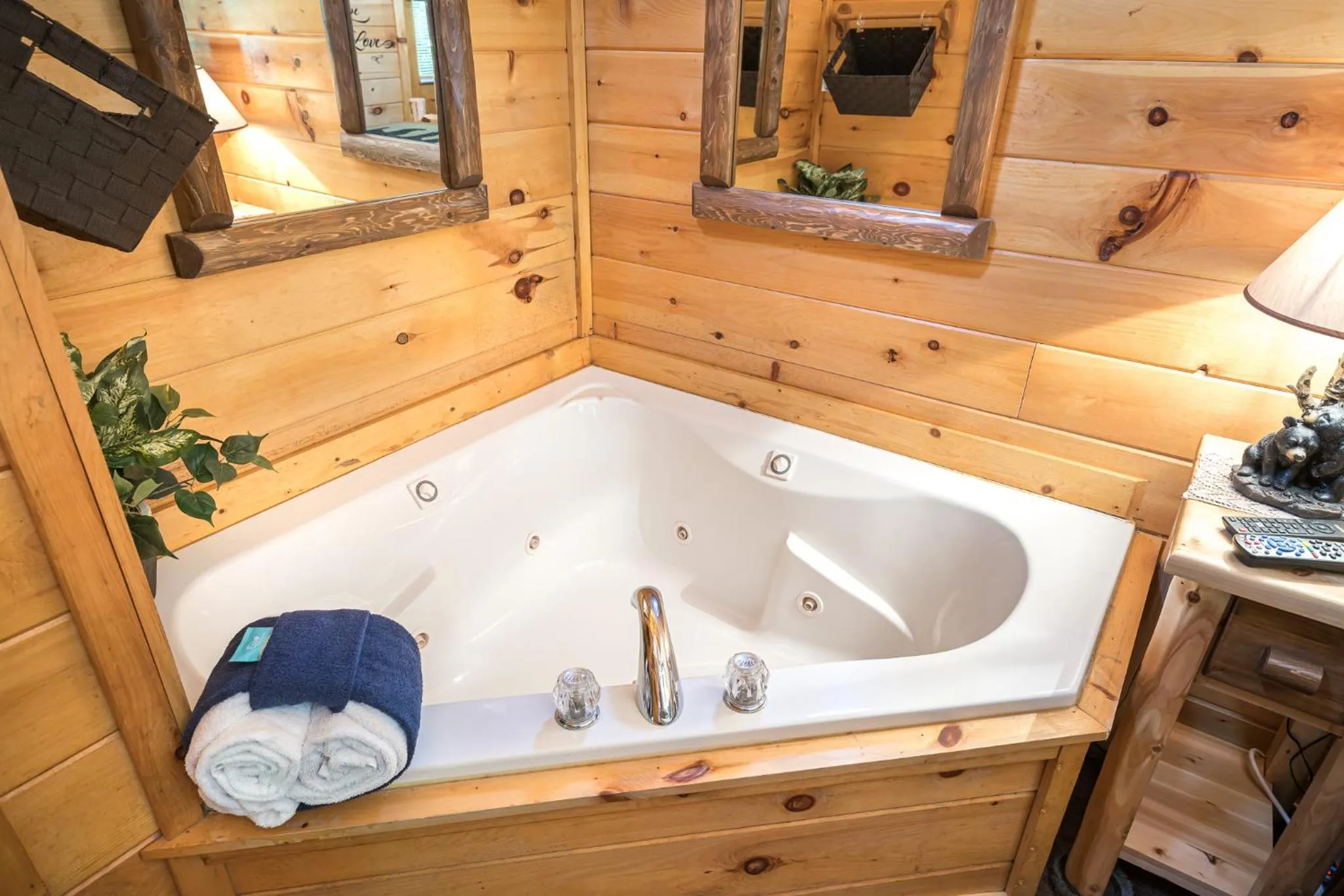 Cozy Bear, Free Attraction Tickets, Hot Tub, WIFI, Fireplace!!!