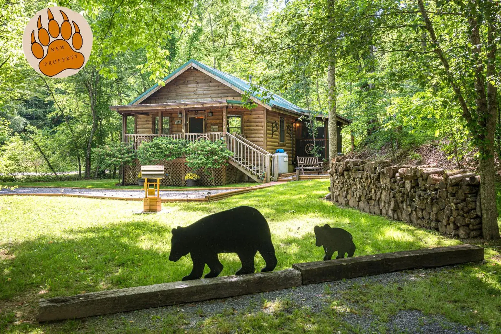Cozy Bear, Free Attraction Tickets, Hot Tub, WIFI, Fireplace!!! Cozy Bear, Free Attraction Tickets, Hot Tub, WIFI, Fireplace!!!