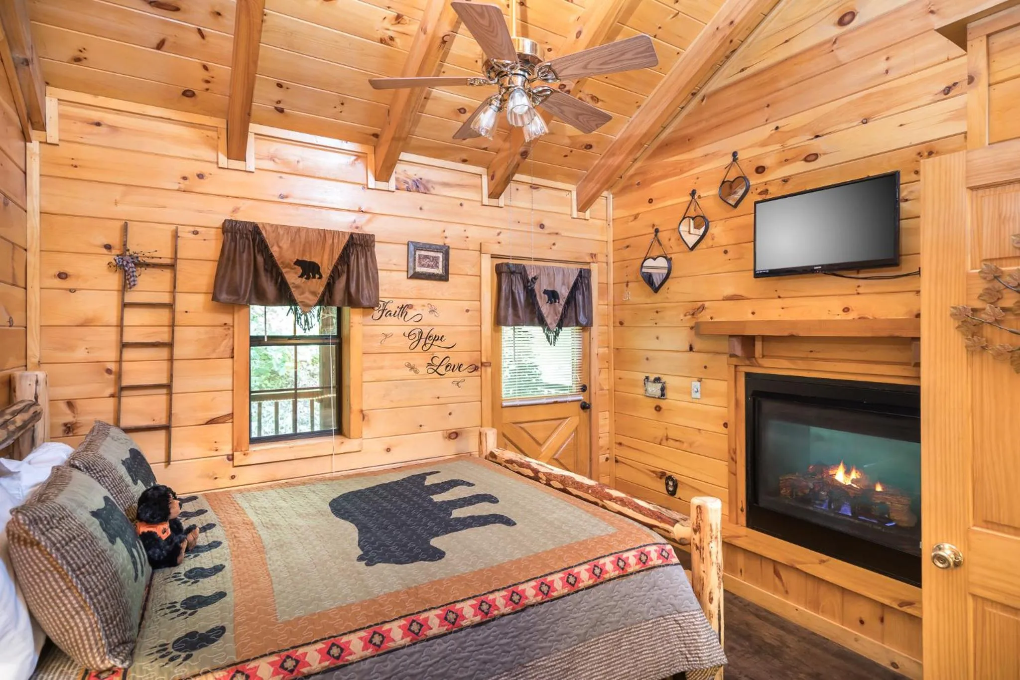 Cozy Bear, Free Attraction Tickets, Hot Tub, WIFI, Fireplace!!!
