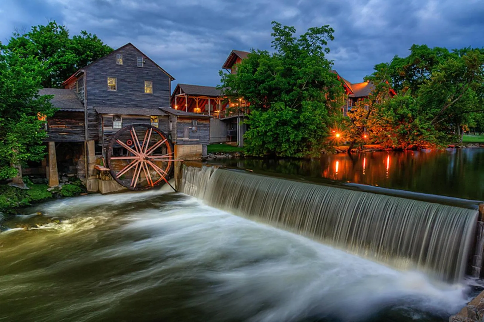 Cozy Bear, Free Attraction Tickets, Hot Tub, WIFI, Fireplace!!!