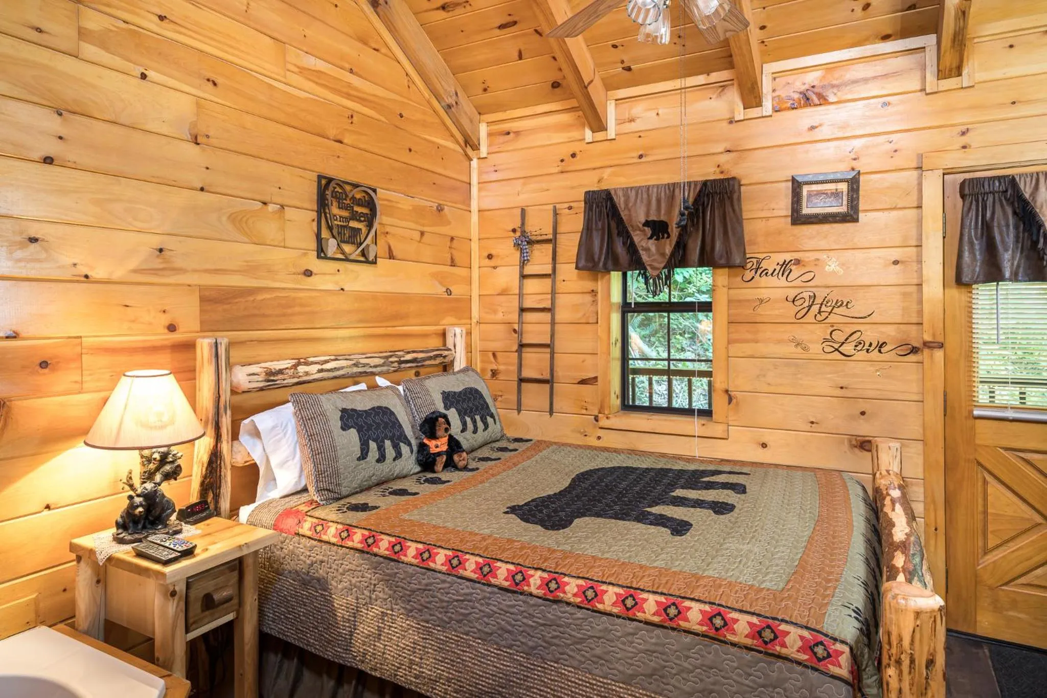 Bed in Cozy Bear, Free Attraction Tickets, Hot Tub, WIFI, Fireplace!!!
