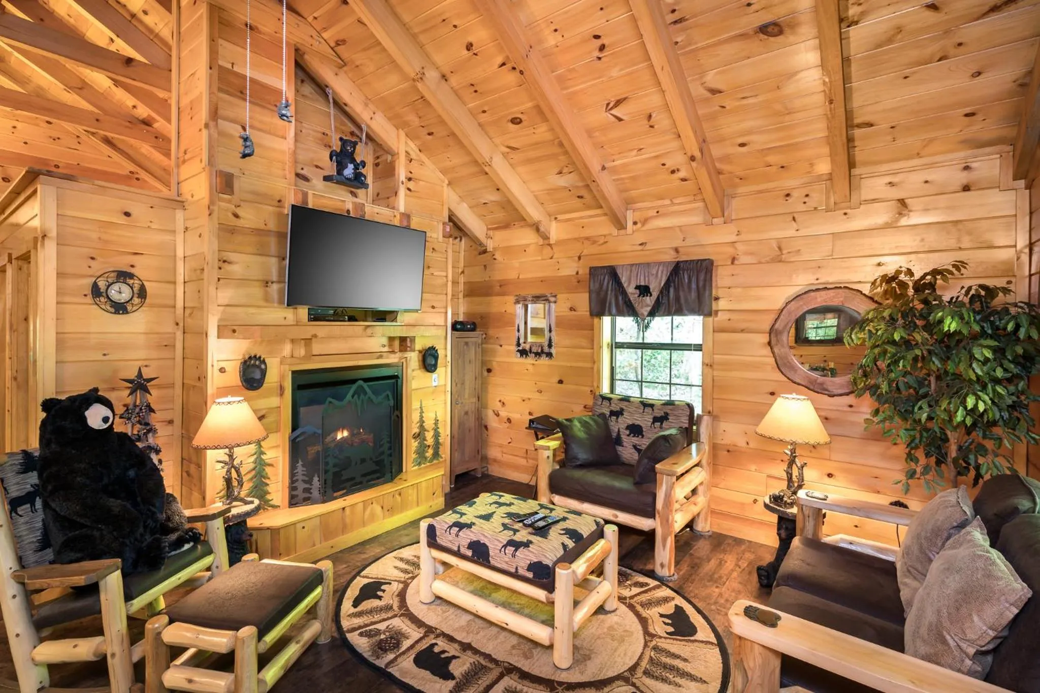 Cozy Bear, Free Attraction Tickets, Hot Tub, WIFI, Fireplace!!!