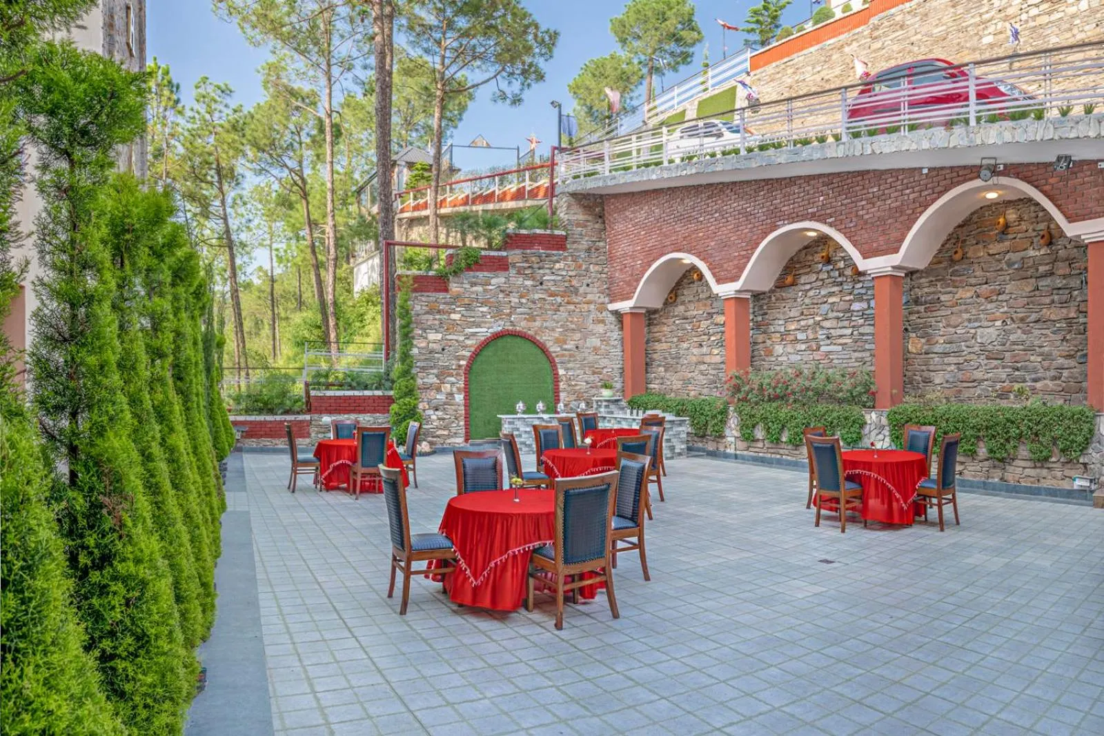 Restaurant/places to eat in Kanishka Retreat Resort Chail