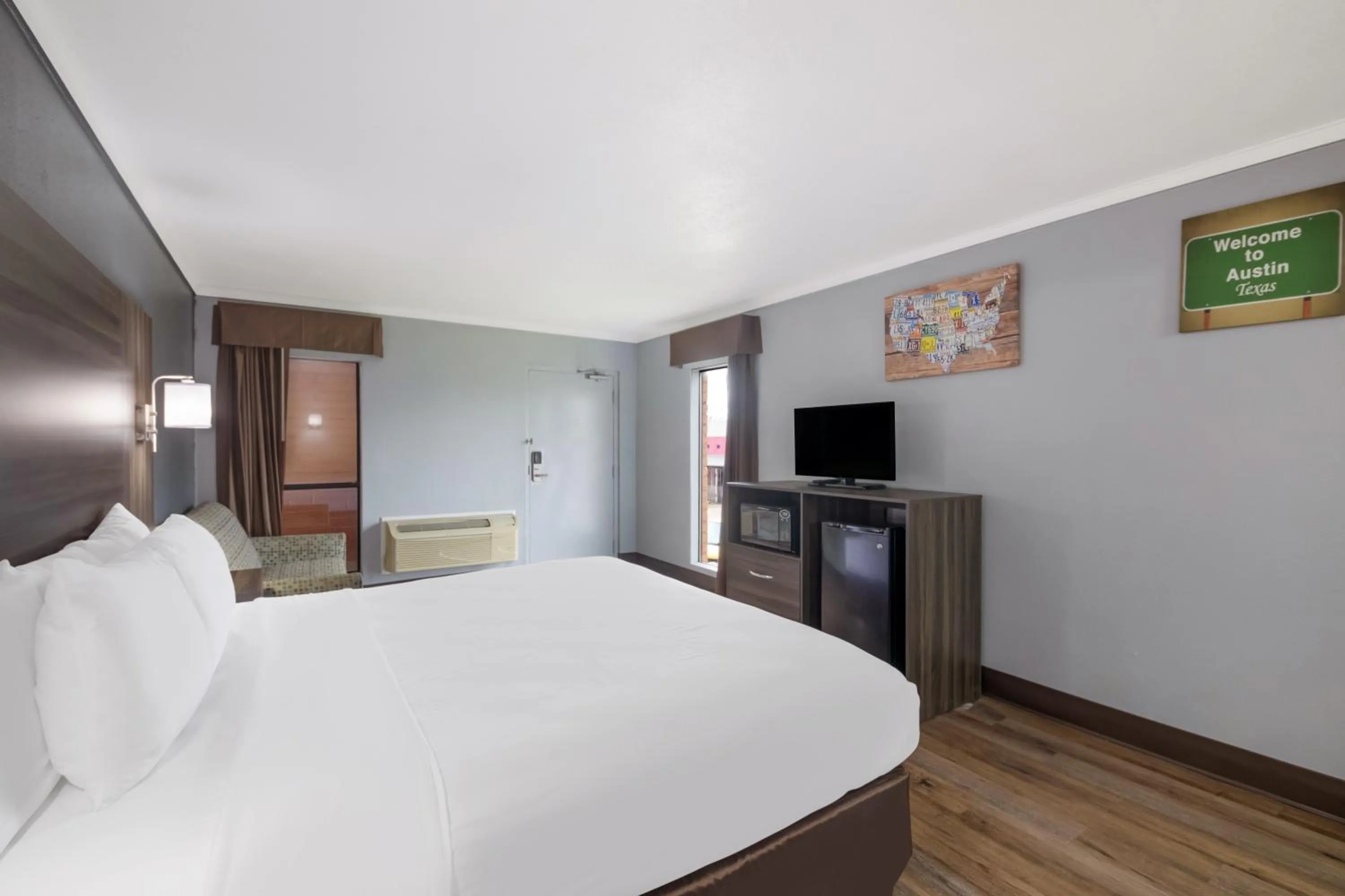 Photo of the whole room, Bed in Econo Lodge Austin North near The Domain