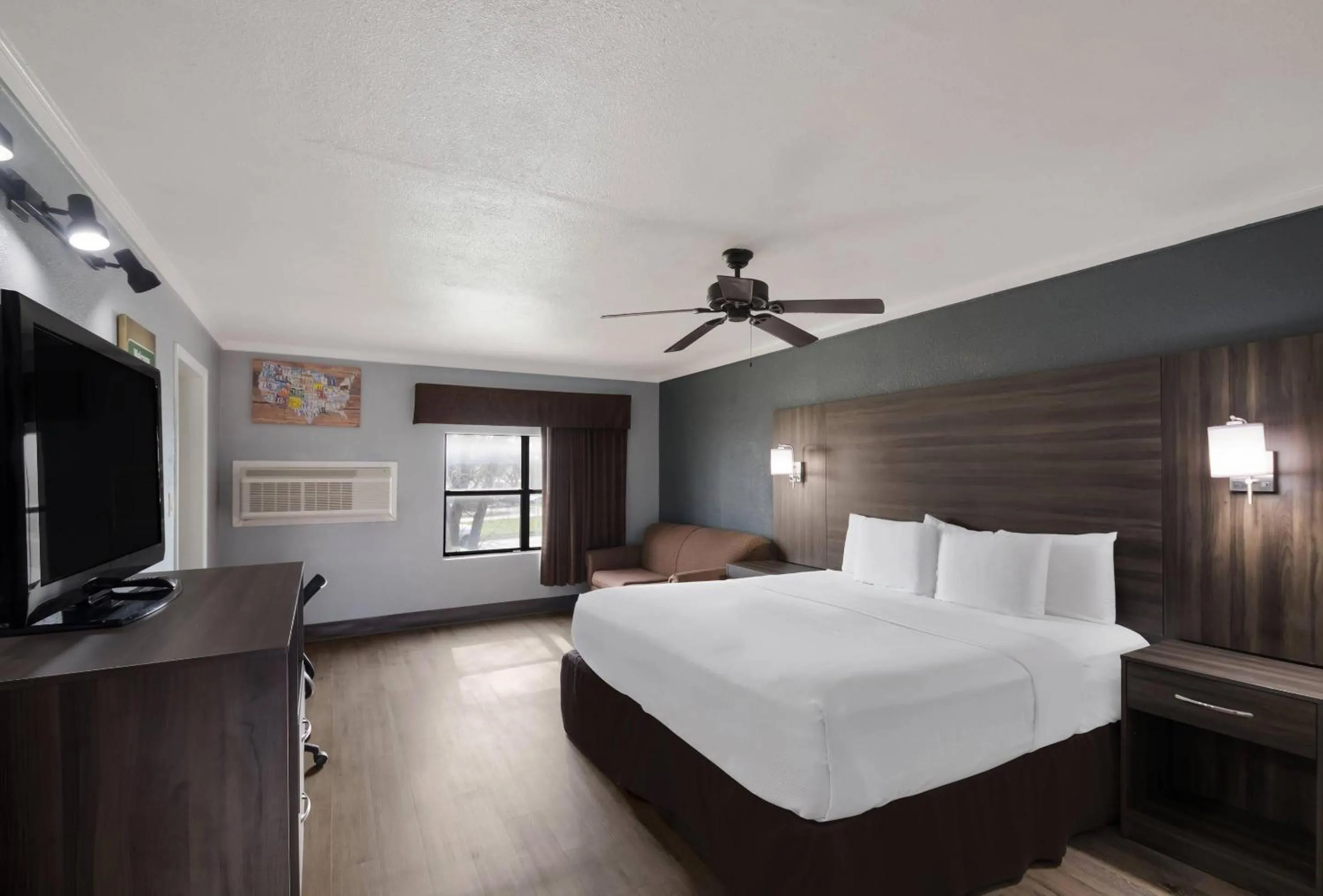 Bedroom, Bed in Econo Lodge Austin North near The Domain