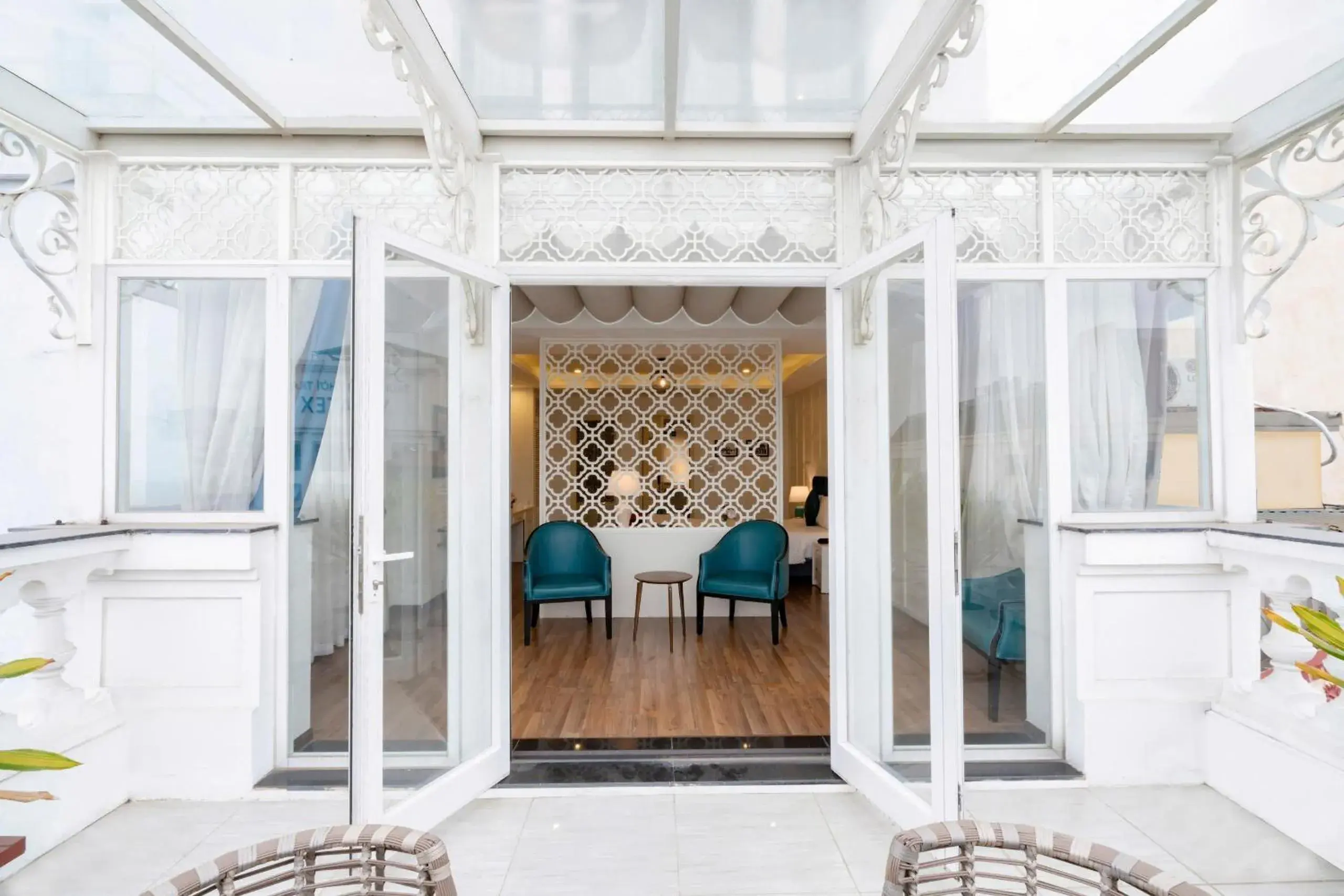 Property building in Minasi HanoiOi Lakeside Hotel Property building in Minasi HanoiOi Lakeside Hotel