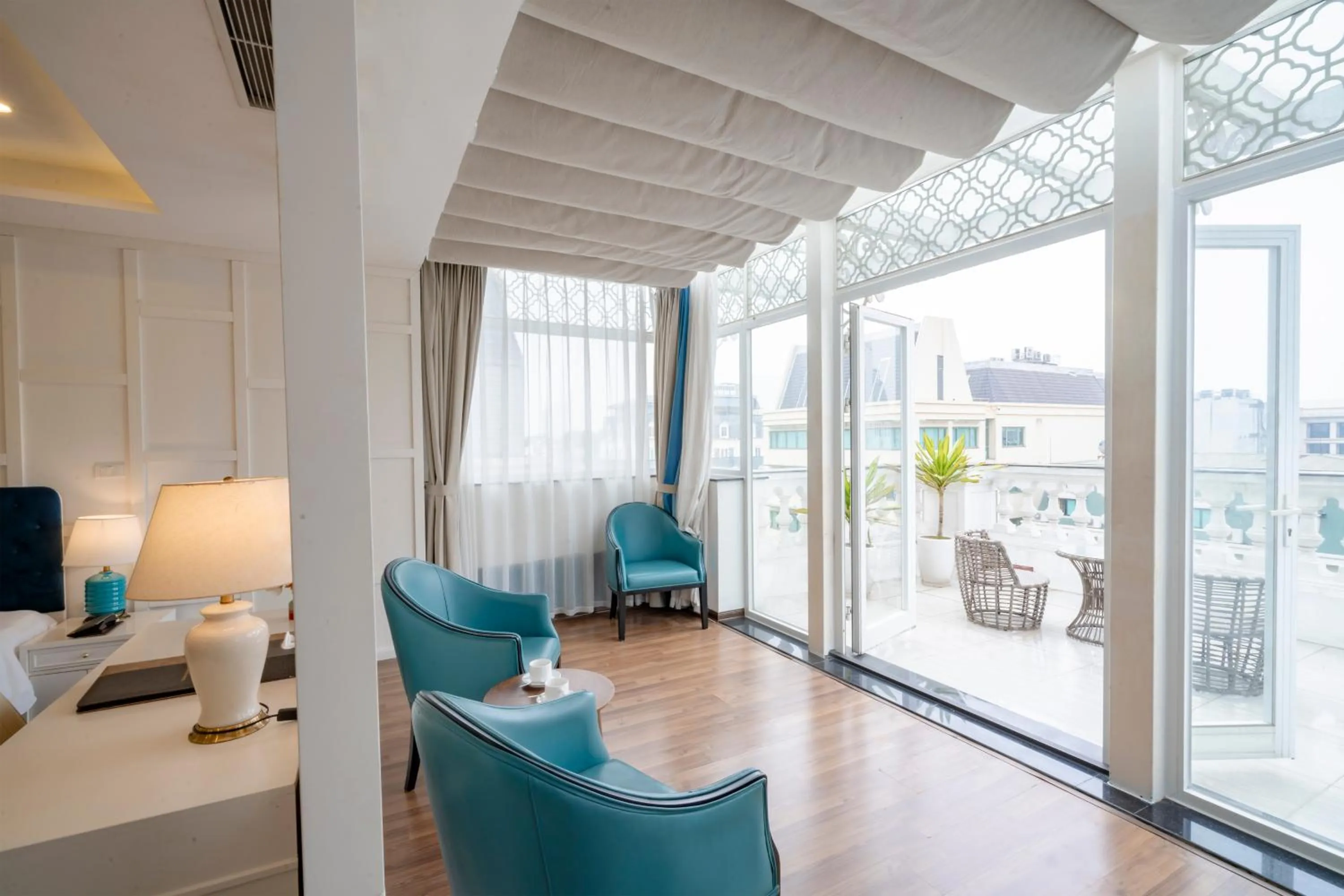 Property building in Minasi HanoiOi Lakeside Hotel