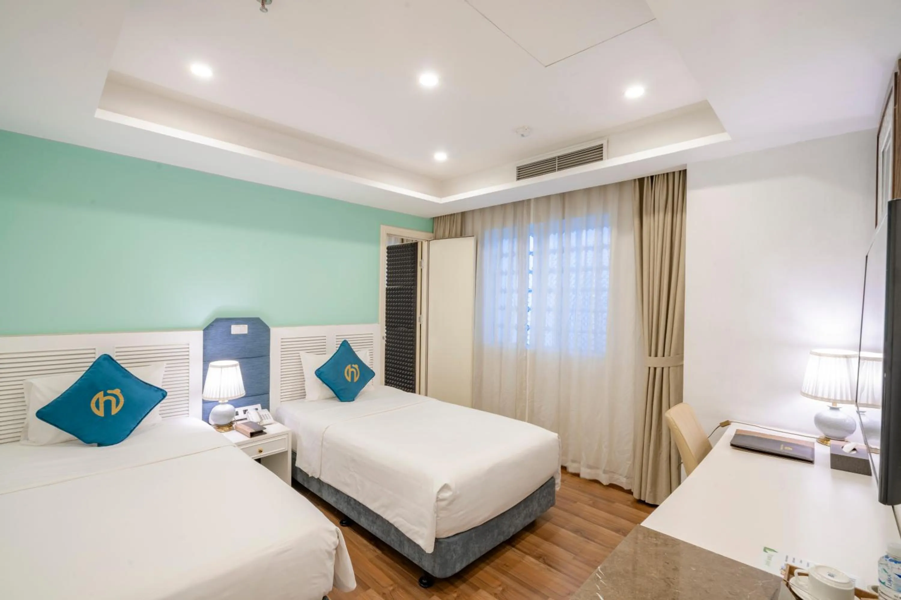 Bed in Minasi HanoiOi Lakeside Hotel