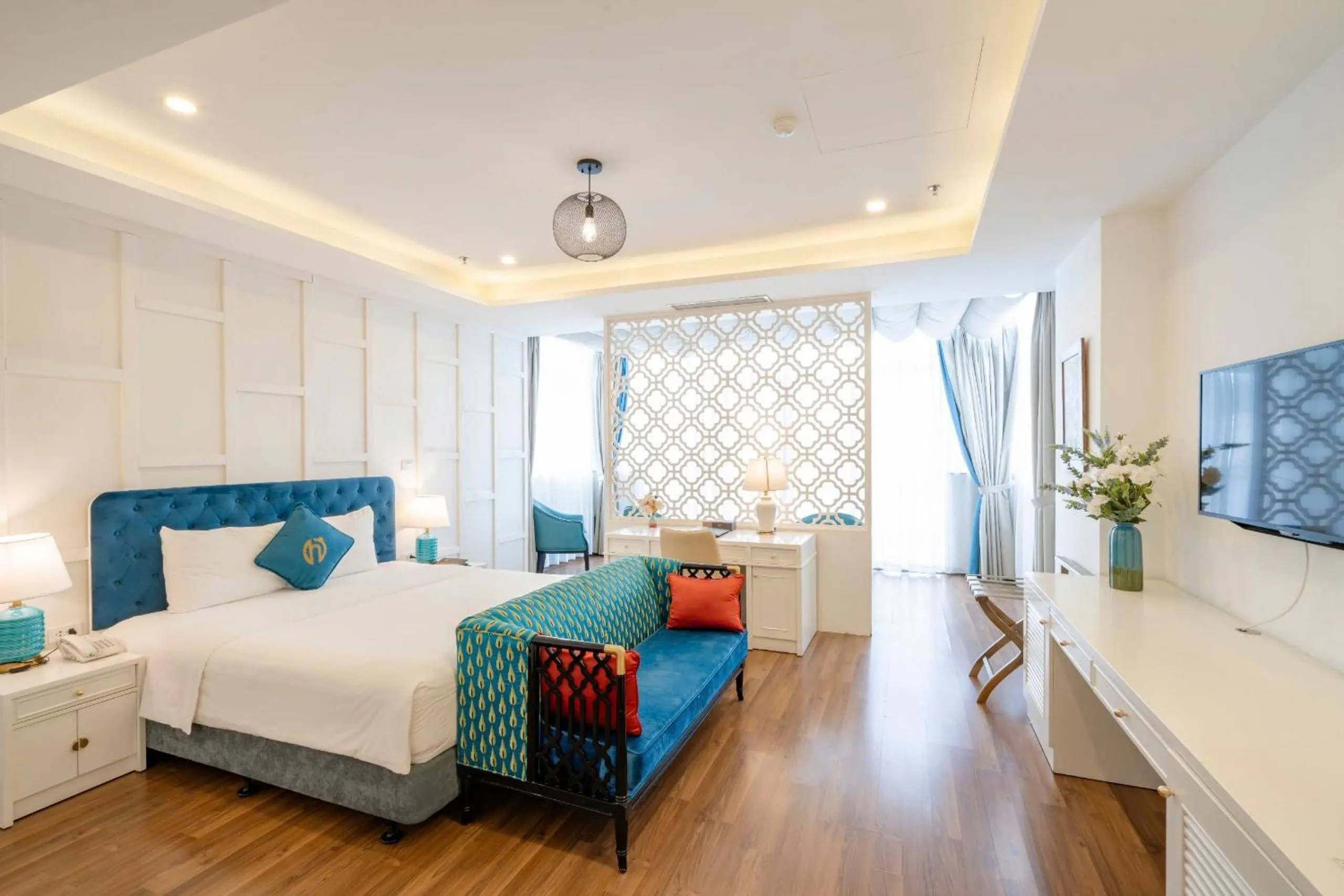 Bedroom, Bed in Minasi HanoiOi Lakeside Hotel