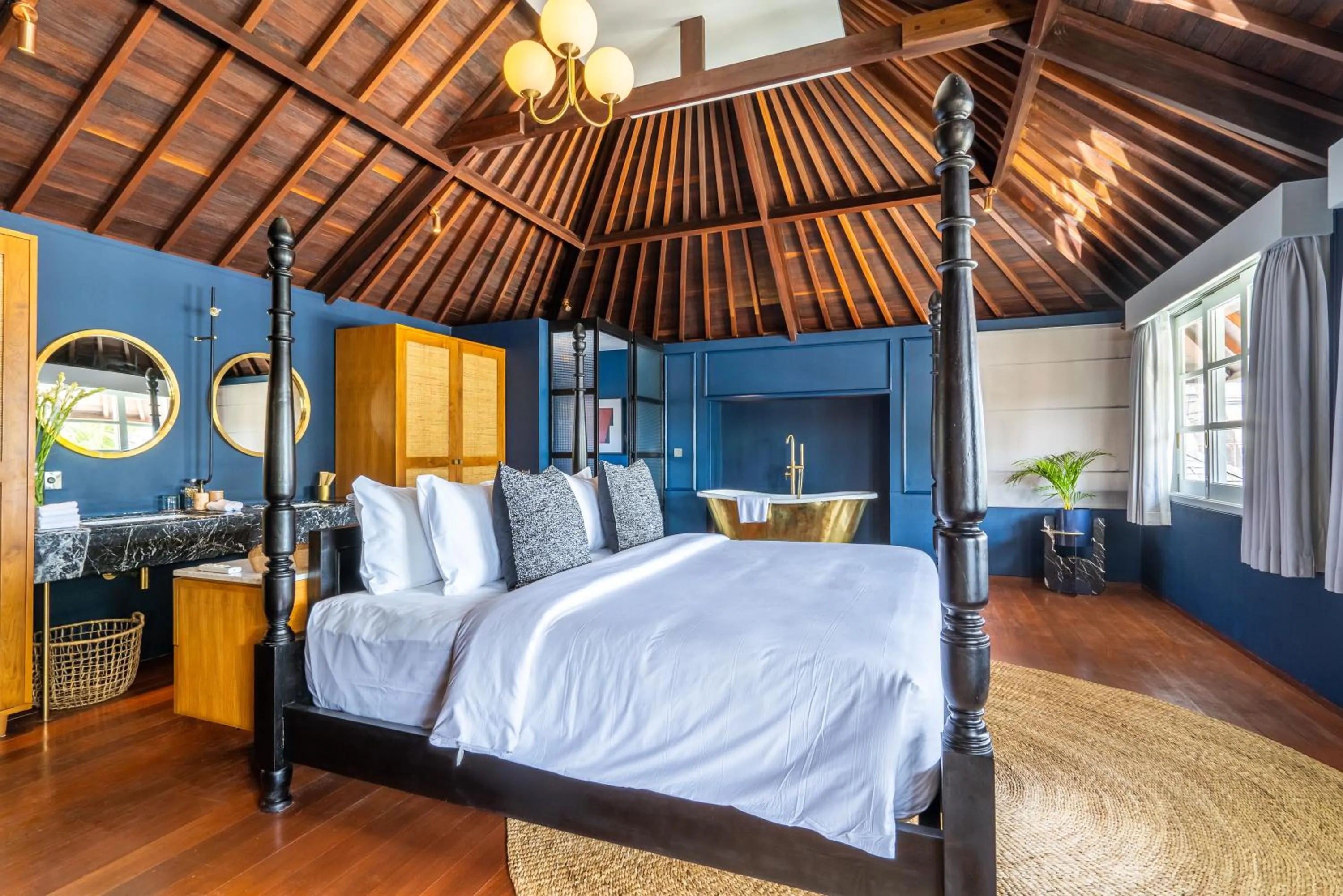 Photo of the whole room, Bed in Ulu Cliffhouse