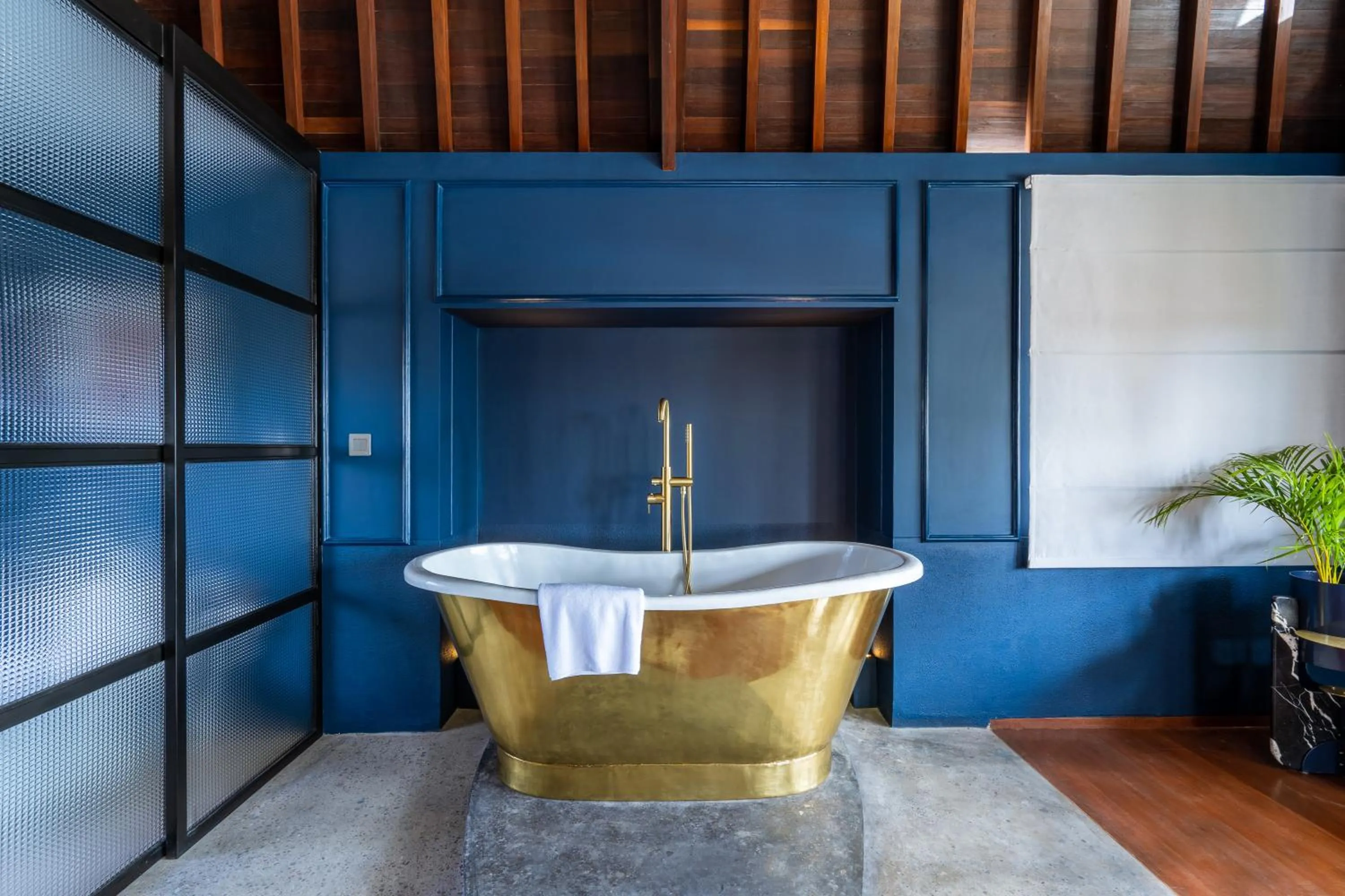 Bath in Ulu Cliffhouse