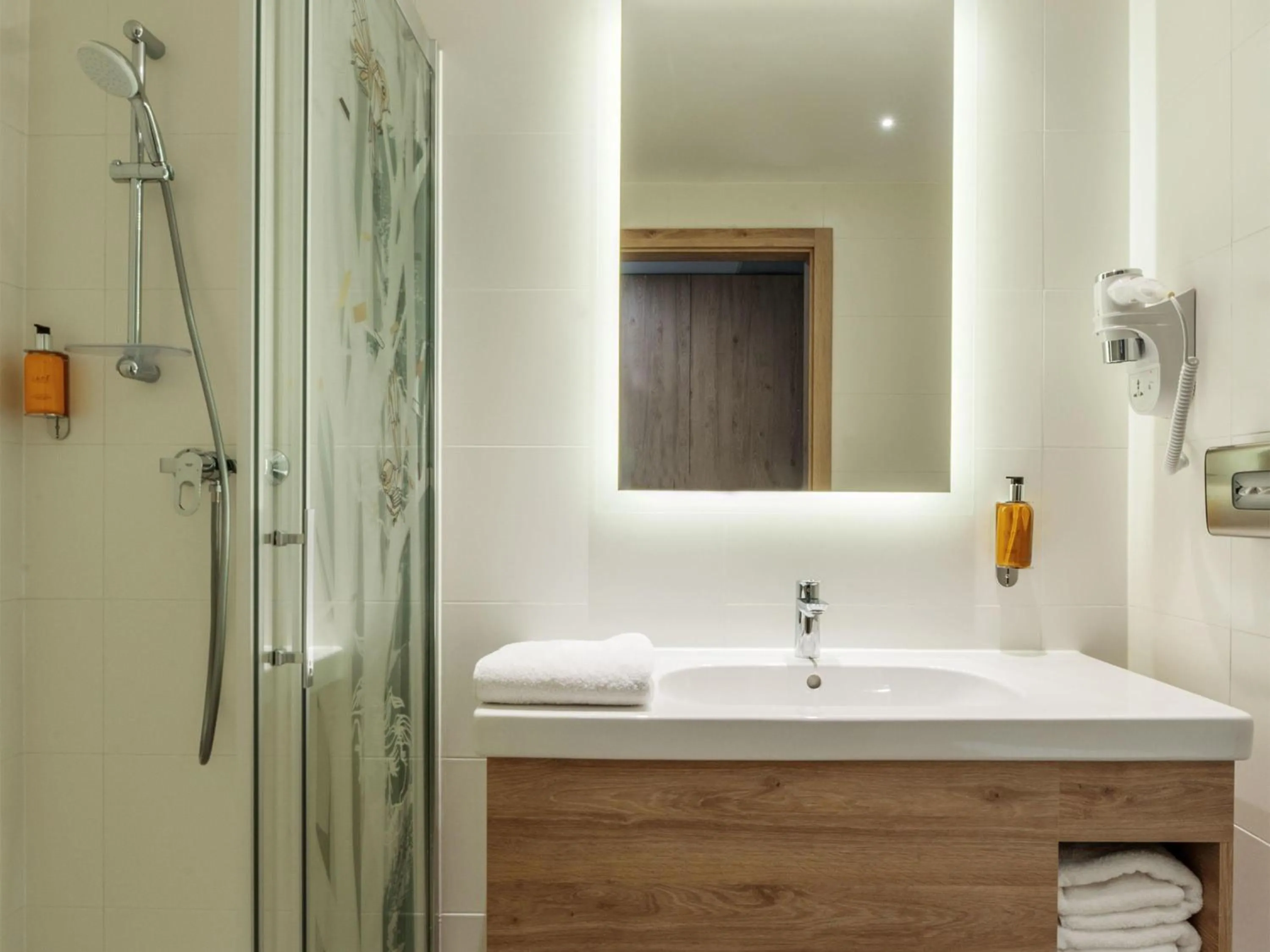 Bedroom in ibis Styles Kraków East