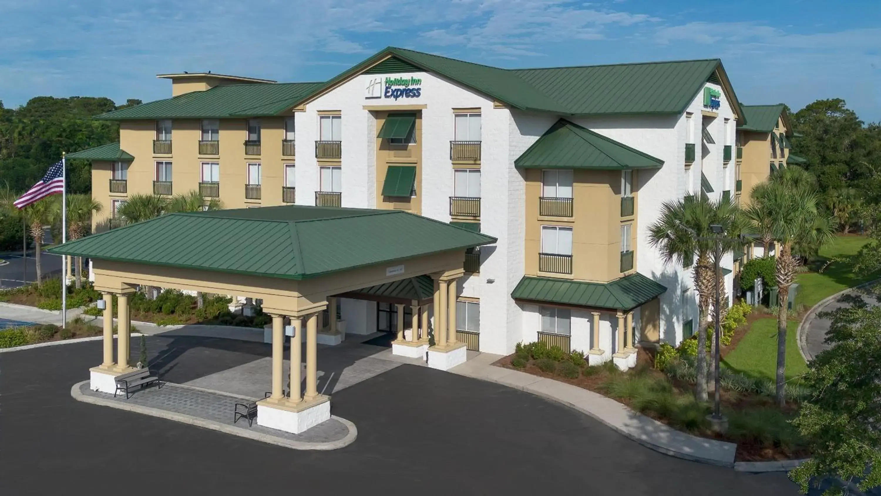 Property building in Holiday Inn Express Hotel & Suites Bluffton at Hilton Head Area by IHG Property building in Holiday Inn Express Hotel & Suites Bluffton at Hilton Head Area by IHG