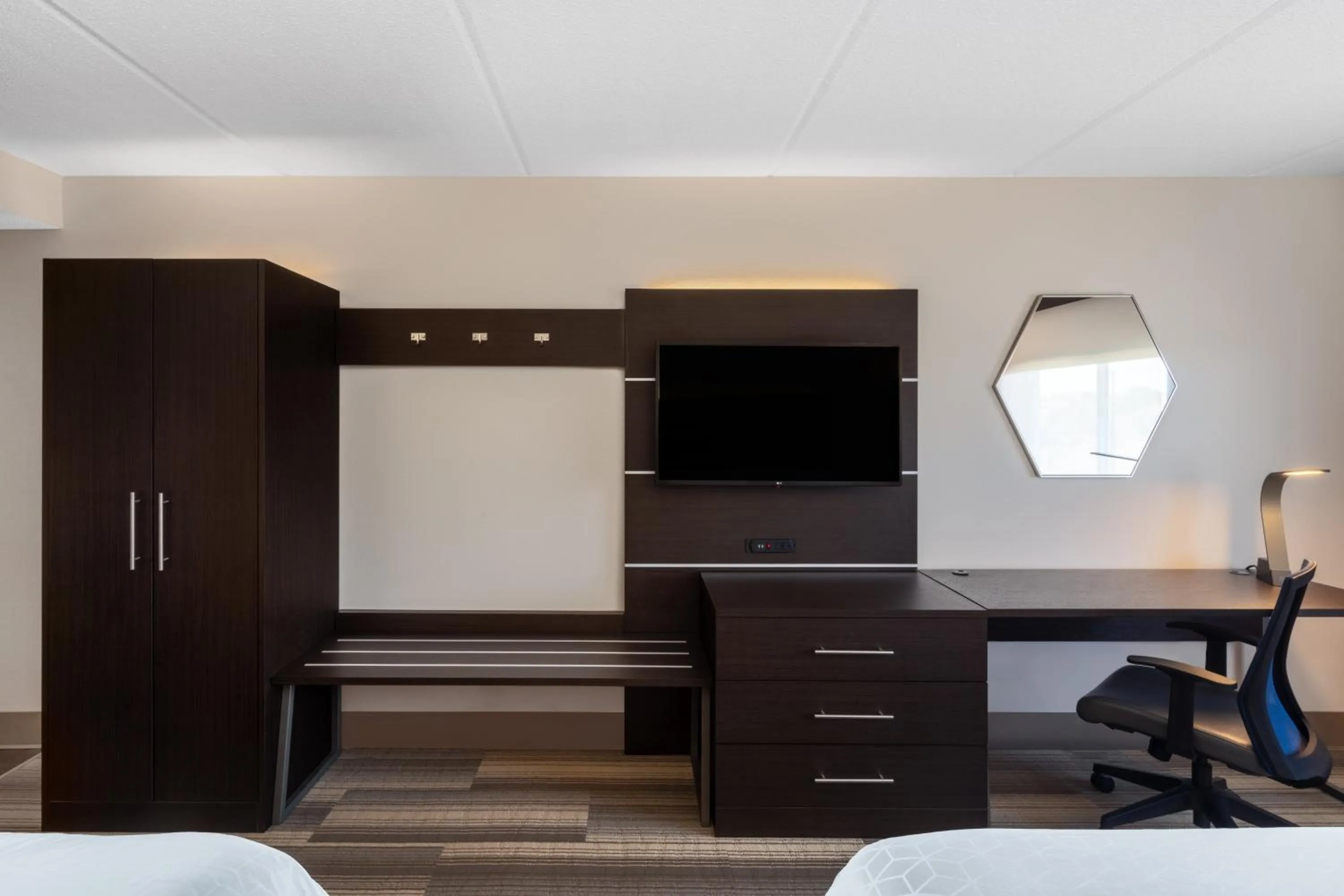 Photo of the whole room, Bed in Holiday Inn Express Hotel & Suites Bluffton at Hilton Head Area by IHG