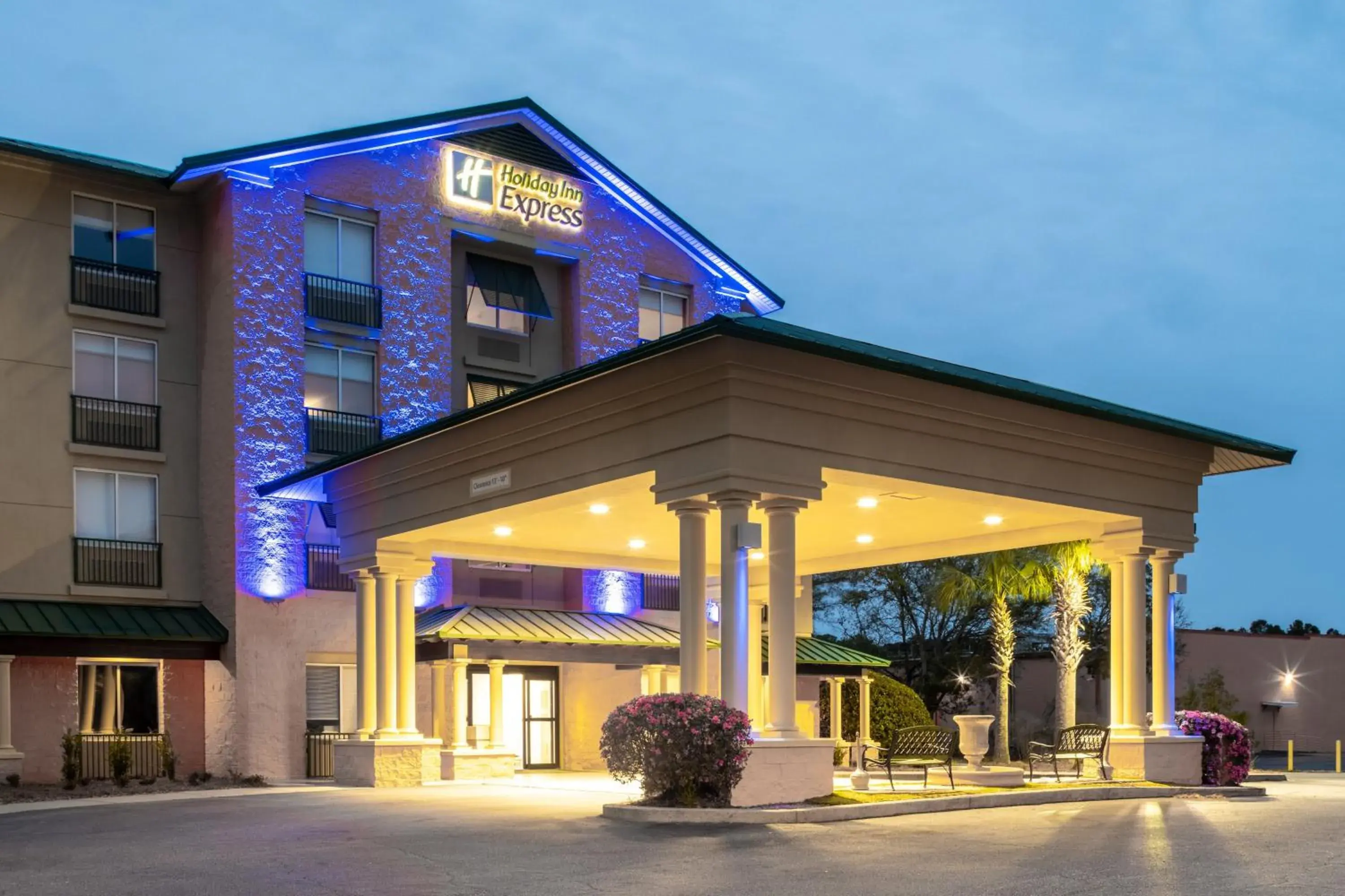 Property building in Holiday Inn Express Hotel & Suites Bluffton at Hilton Head Area by IHG Property building in Holiday Inn Express Hotel & Suites Bluffton at Hilton Head Area by IHG