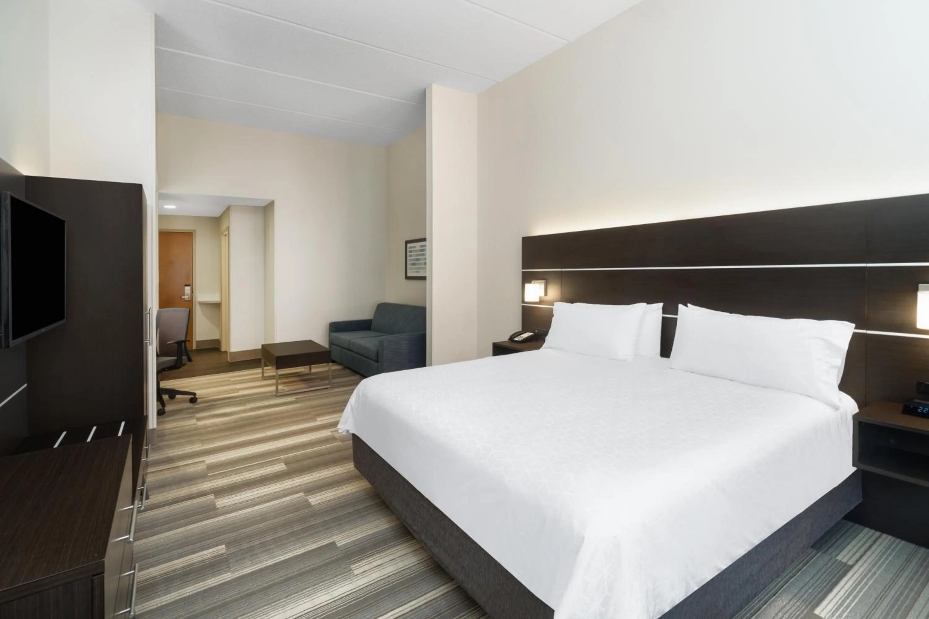 Photo of the whole room, Bed in Holiday Inn Express Hotel & Suites Bluffton at Hilton Head Area by IHG