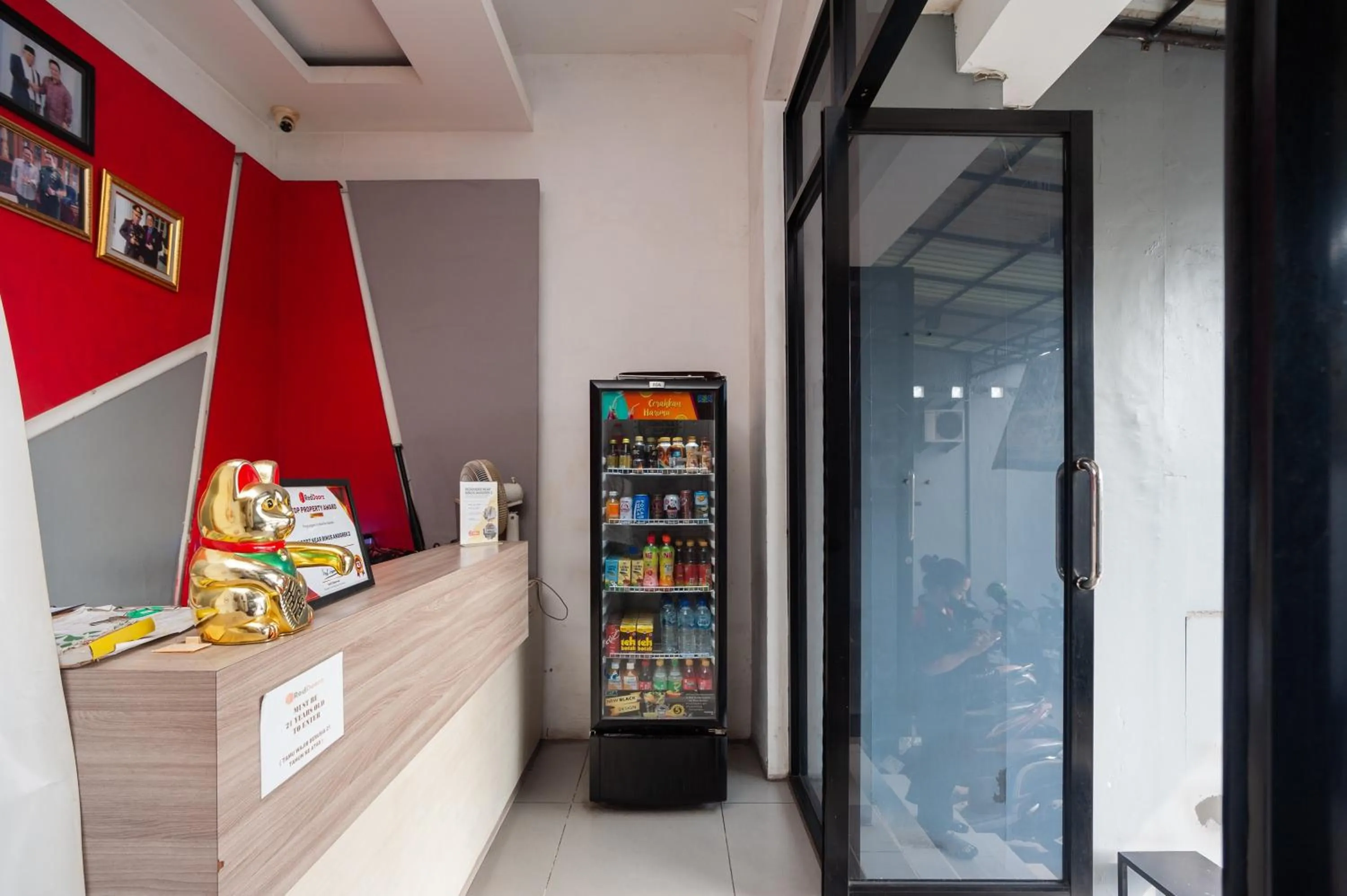 Lobby or reception in RedDoorz near Binus Anggrek 2