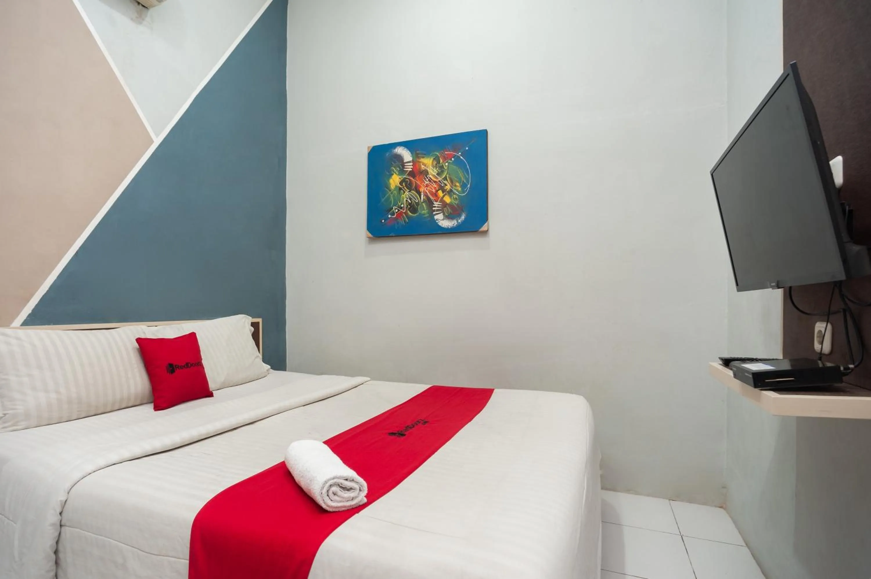 Bed in RedDoorz near Binus Anggrek 2