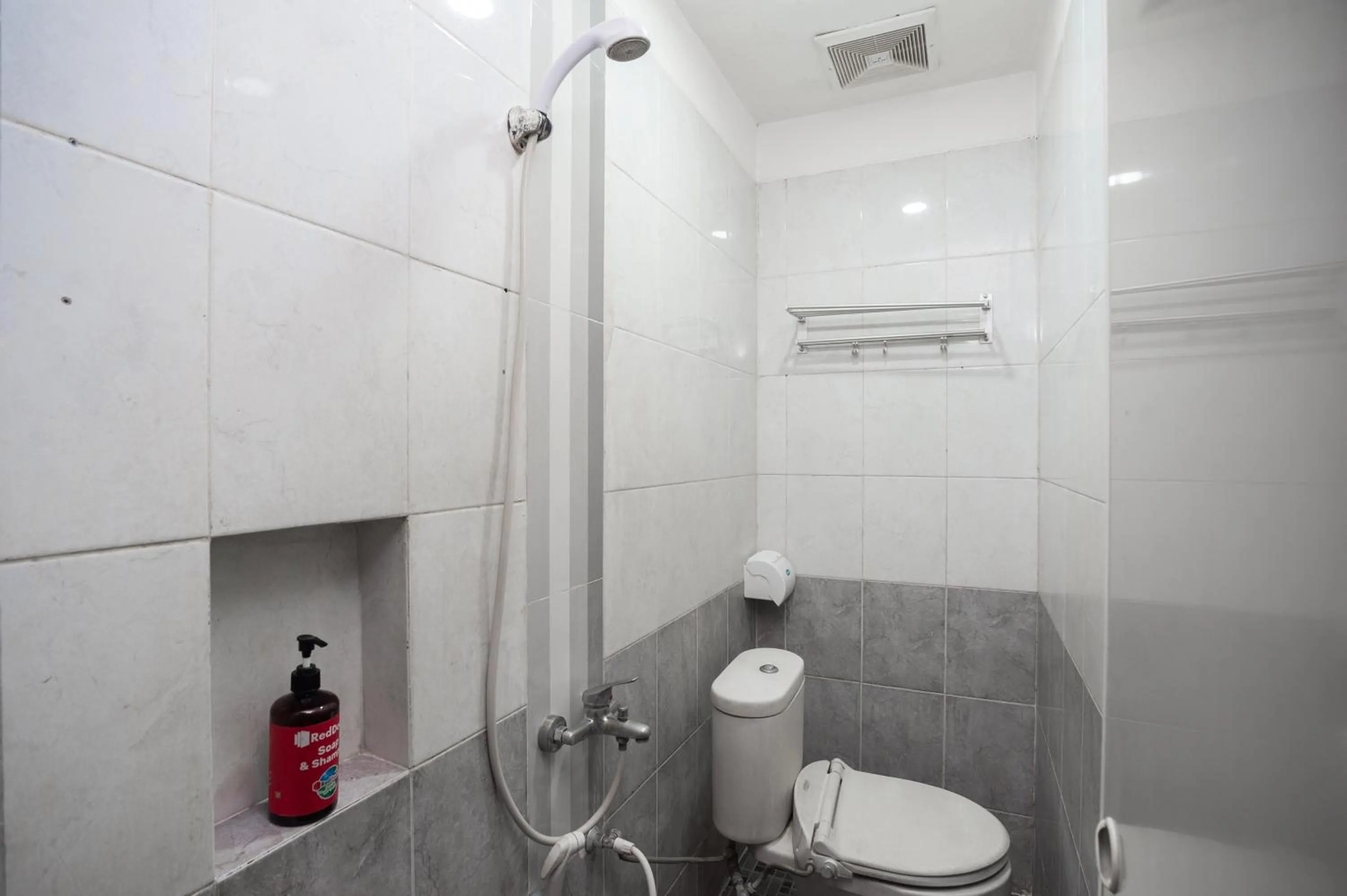 Shower in RedDoorz near Binus Anggrek 2