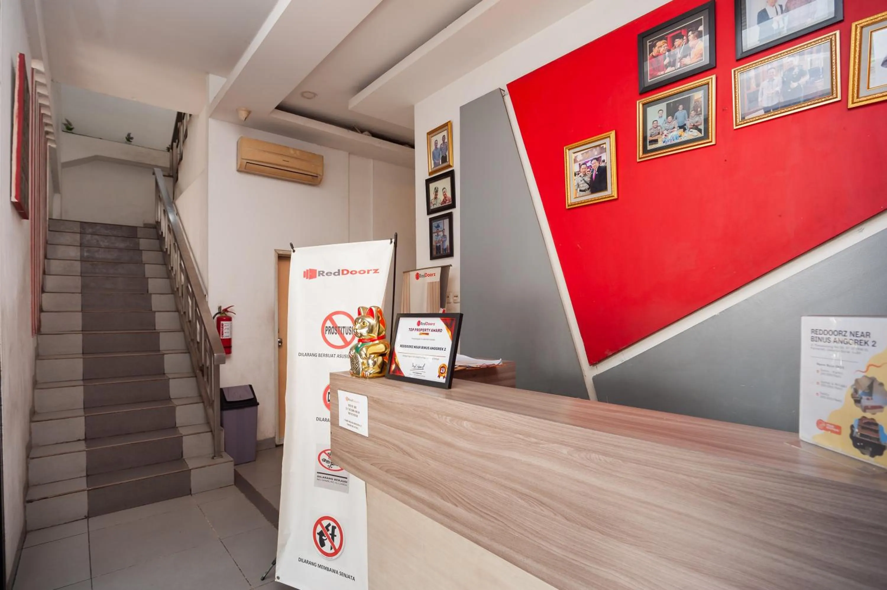 Lobby or reception in RedDoorz near Binus Anggrek 2