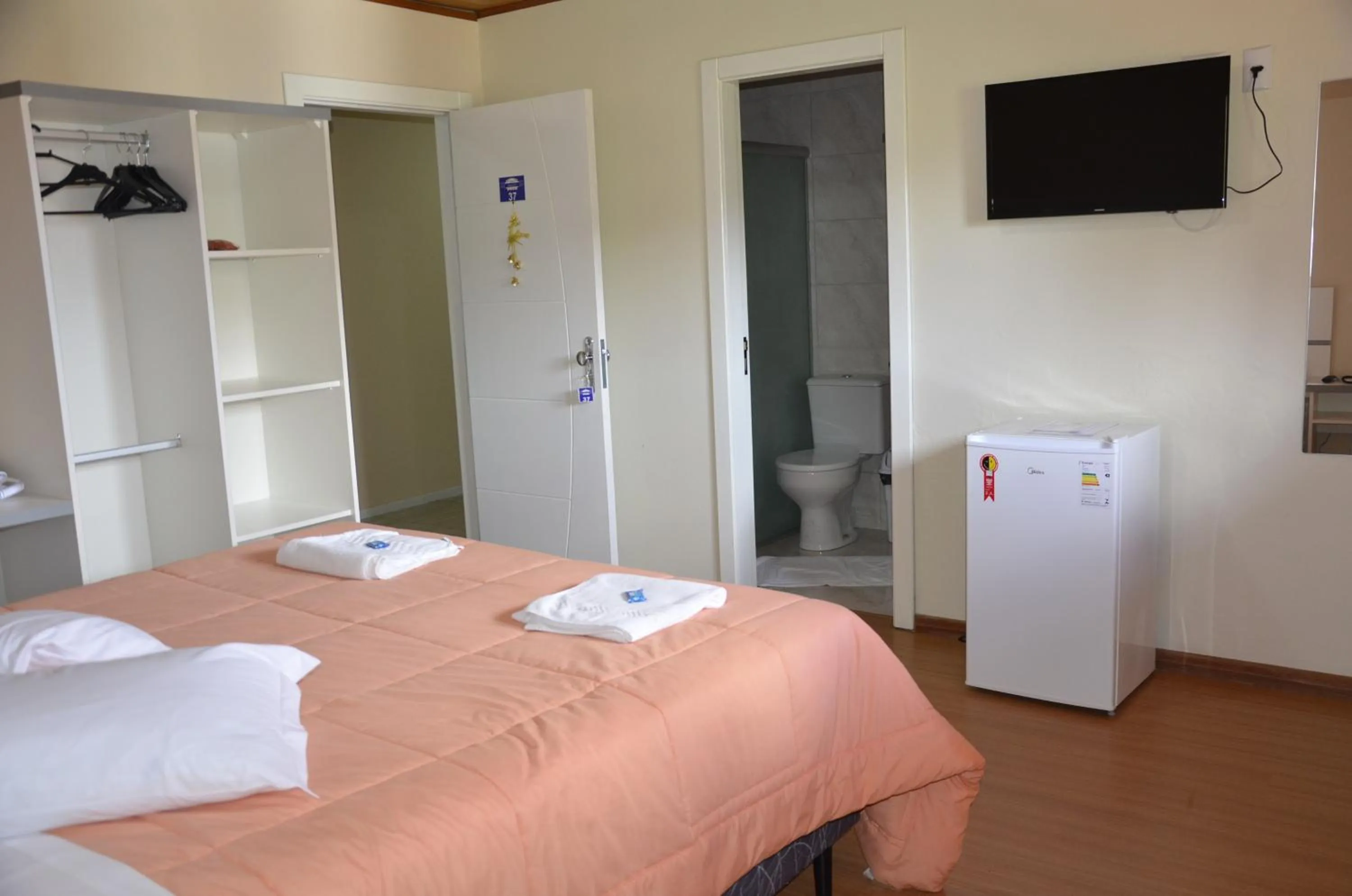 Bedroom, Bed in Hotel Alpen Hof