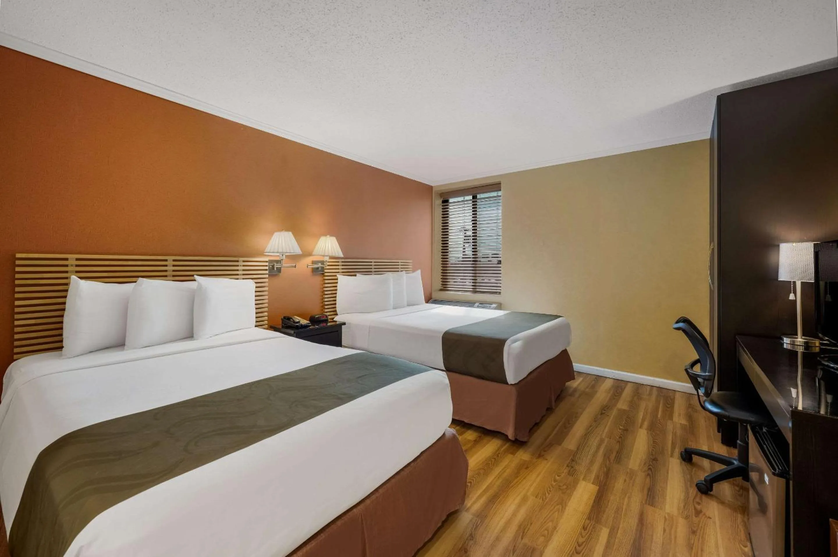 Bedroom, Bed in Quality Inn JFK Airport Rockaway Blvd