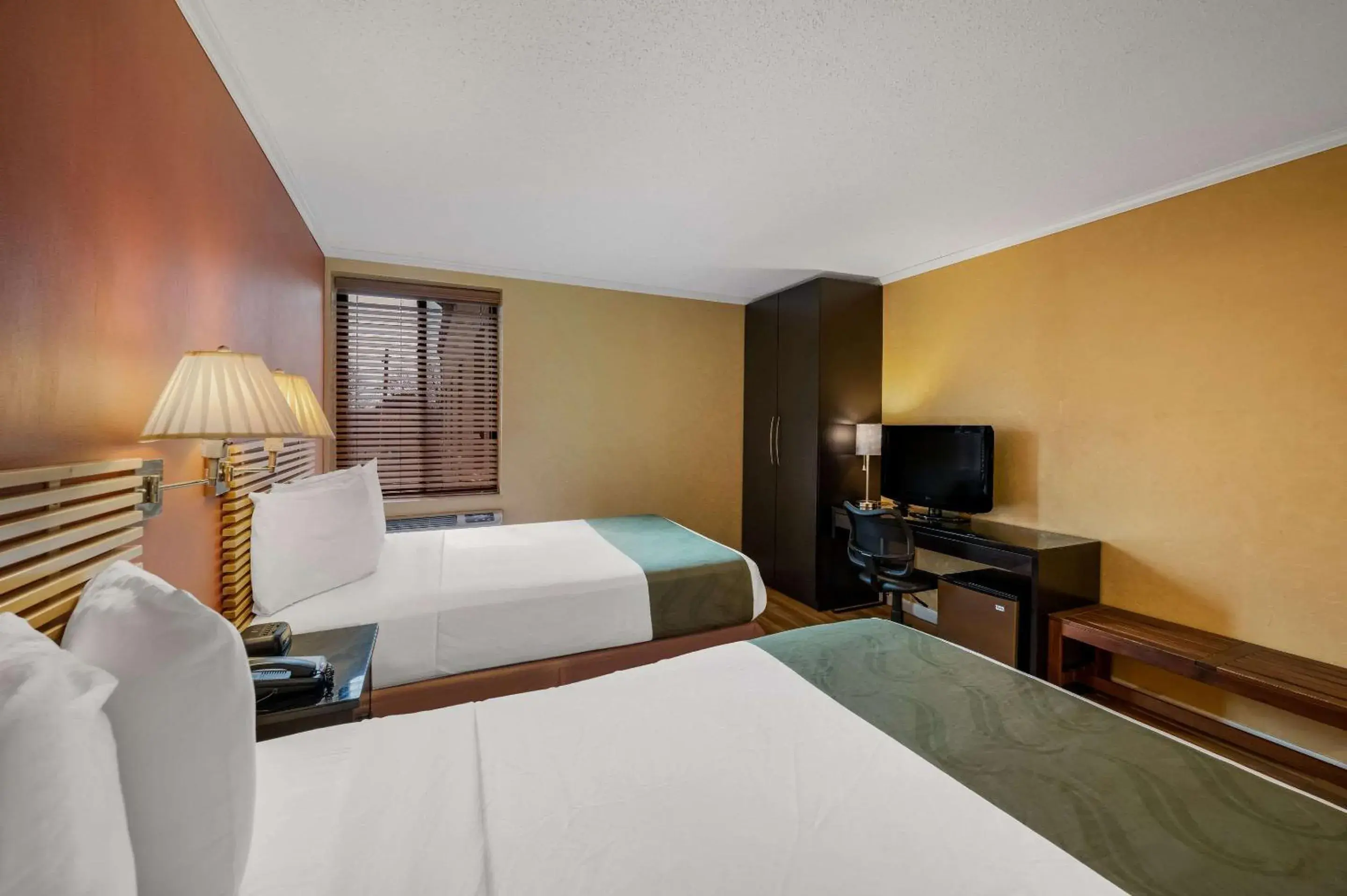 Bedroom, Bed in Quality Inn JFK Airport Rockaway Blvd Bedroom, Bed in Quality Inn JFK Airport Rockaway Blvd