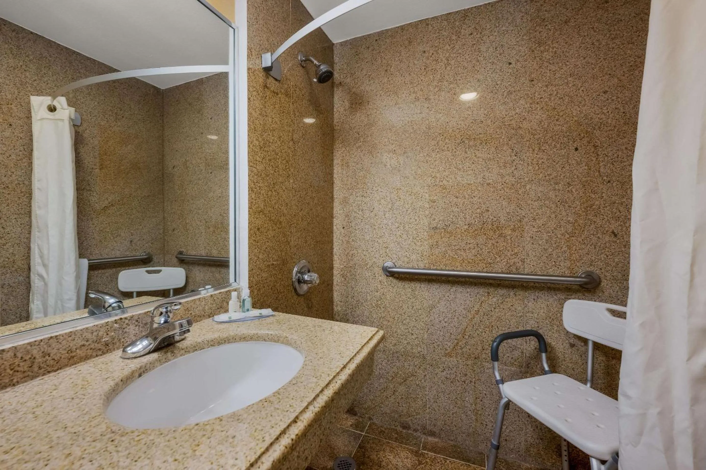 Bedroom in Quality Inn JFK Airport Rockaway Blvd