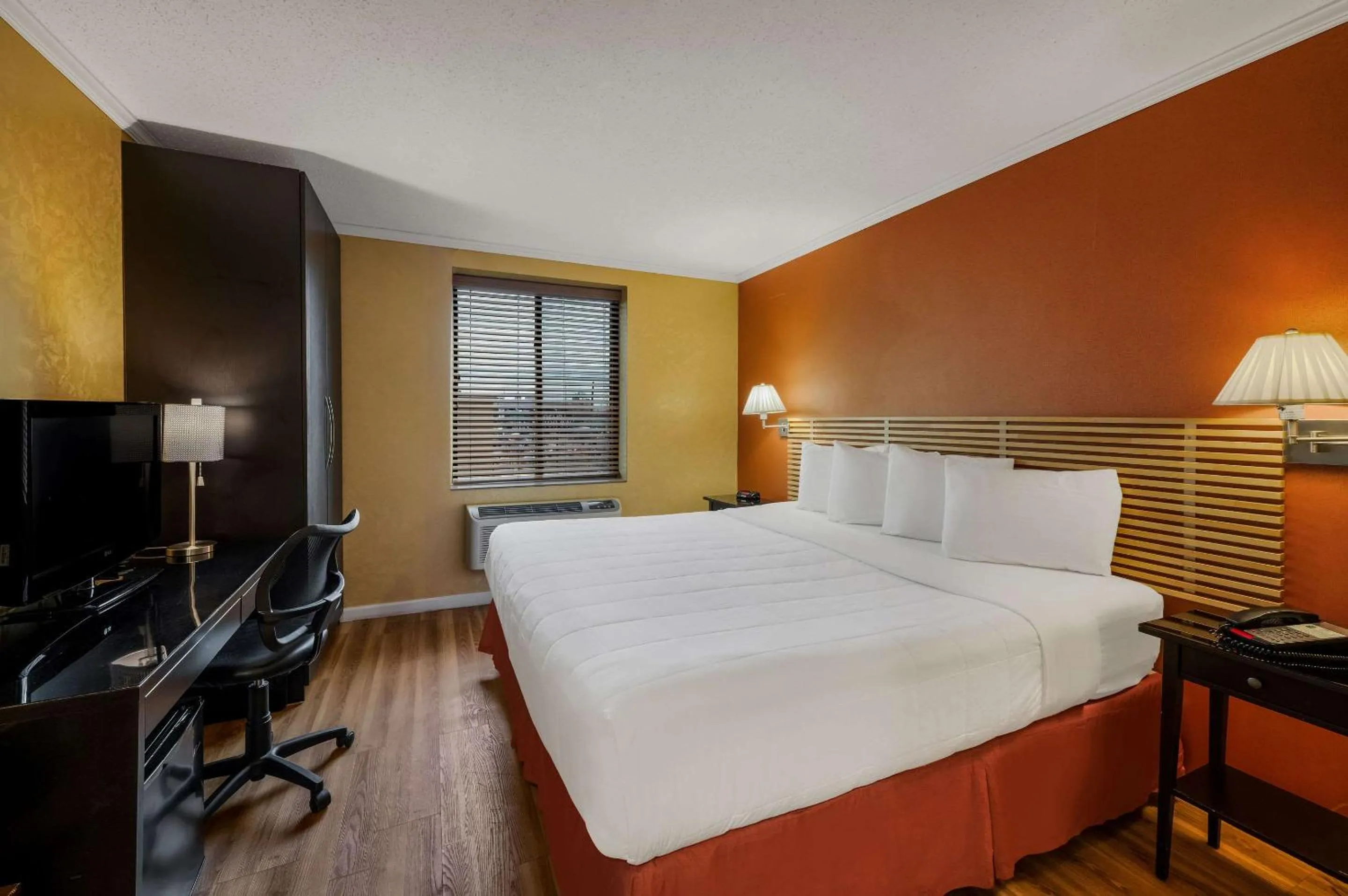 Bedroom, Bed in Quality Inn JFK Airport Rockaway Blvd
