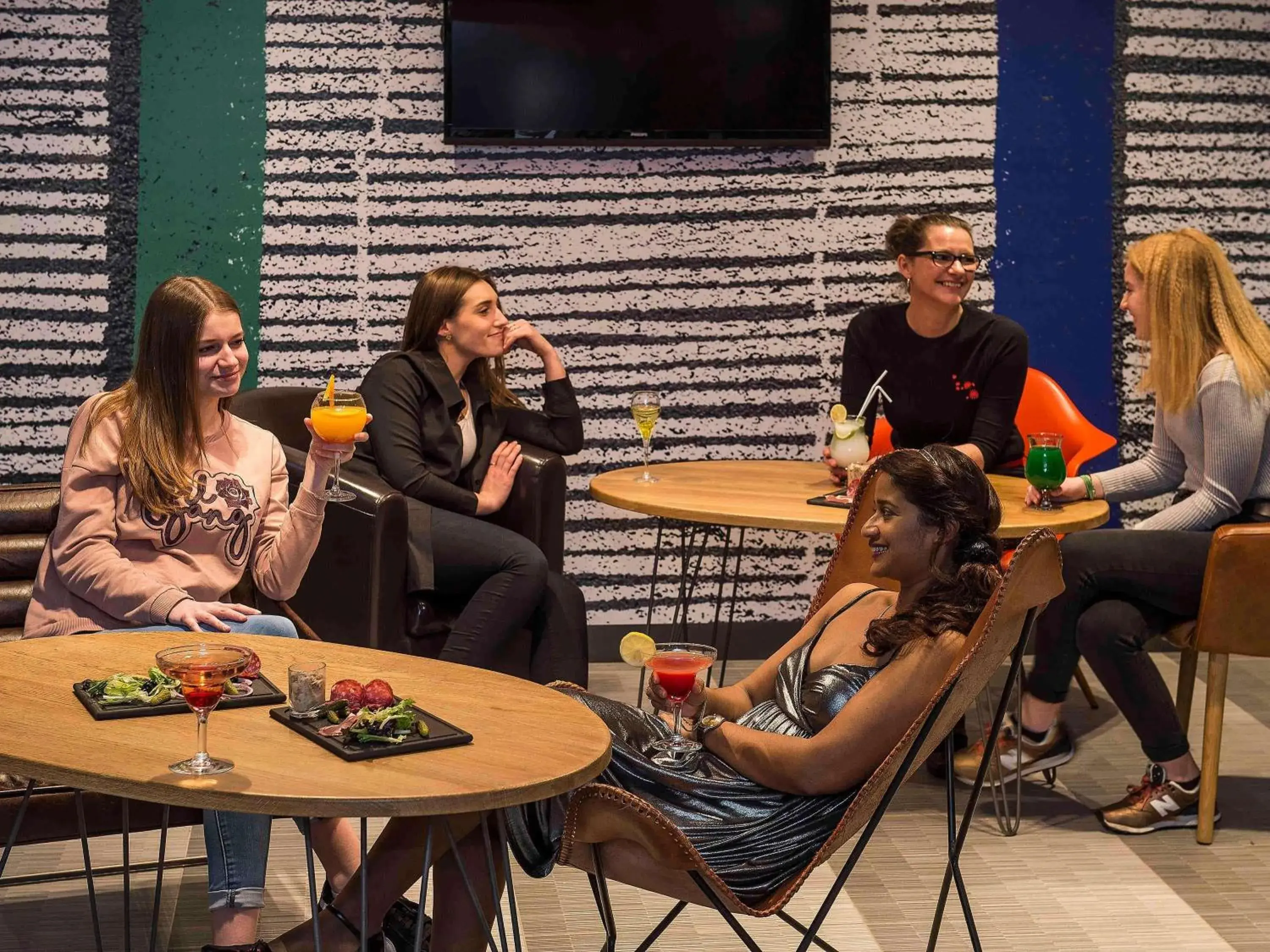 Lounge or bar in ibis Metz Nord Lounge or bar in ibis Metz Nord