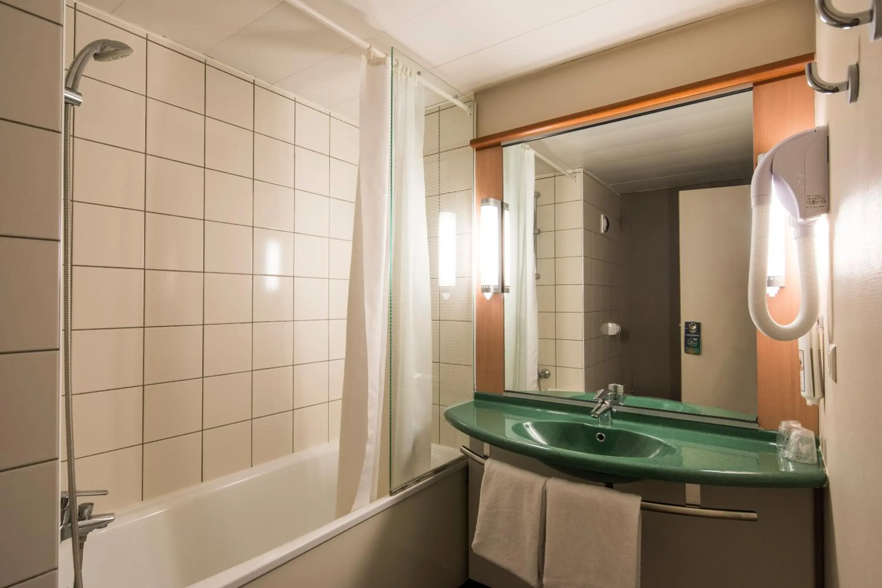 Bathroom in ibis Metz Nord Bathroom in ibis Metz Nord