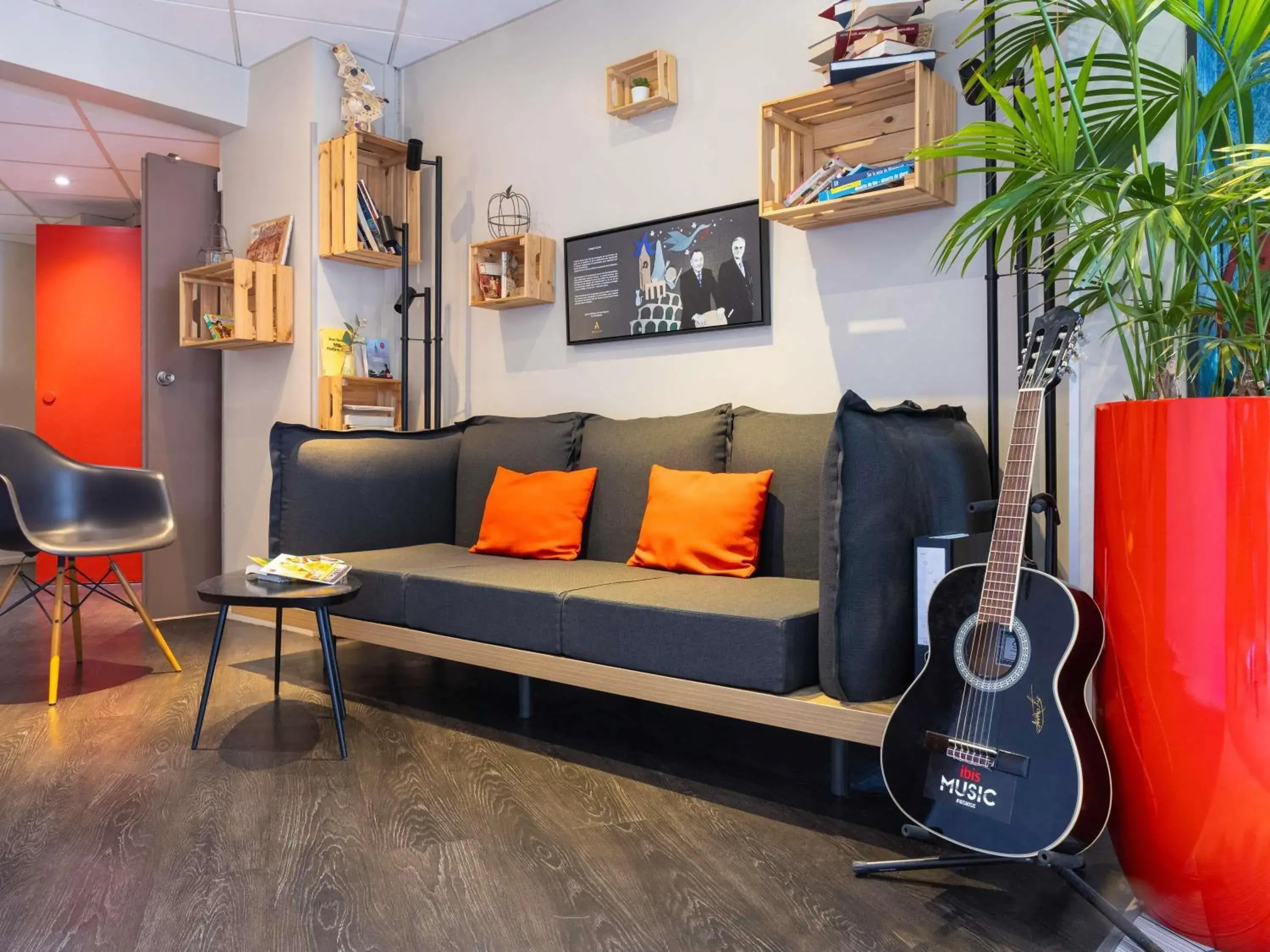 Lounge or bar in ibis Metz Nord Lounge or bar in ibis Metz Nord