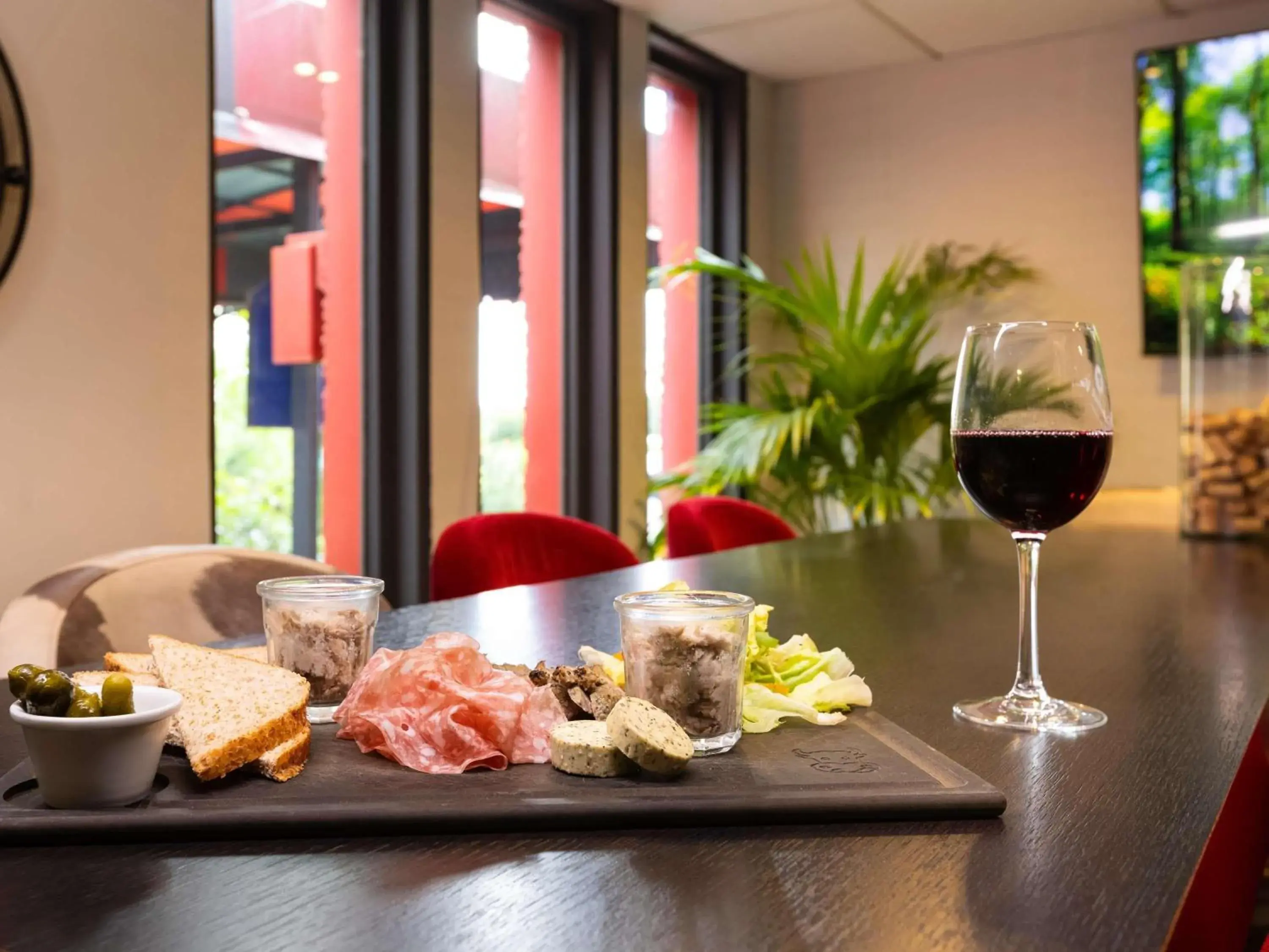 Lounge or bar in ibis Metz Nord Lounge or bar in ibis Metz Nord