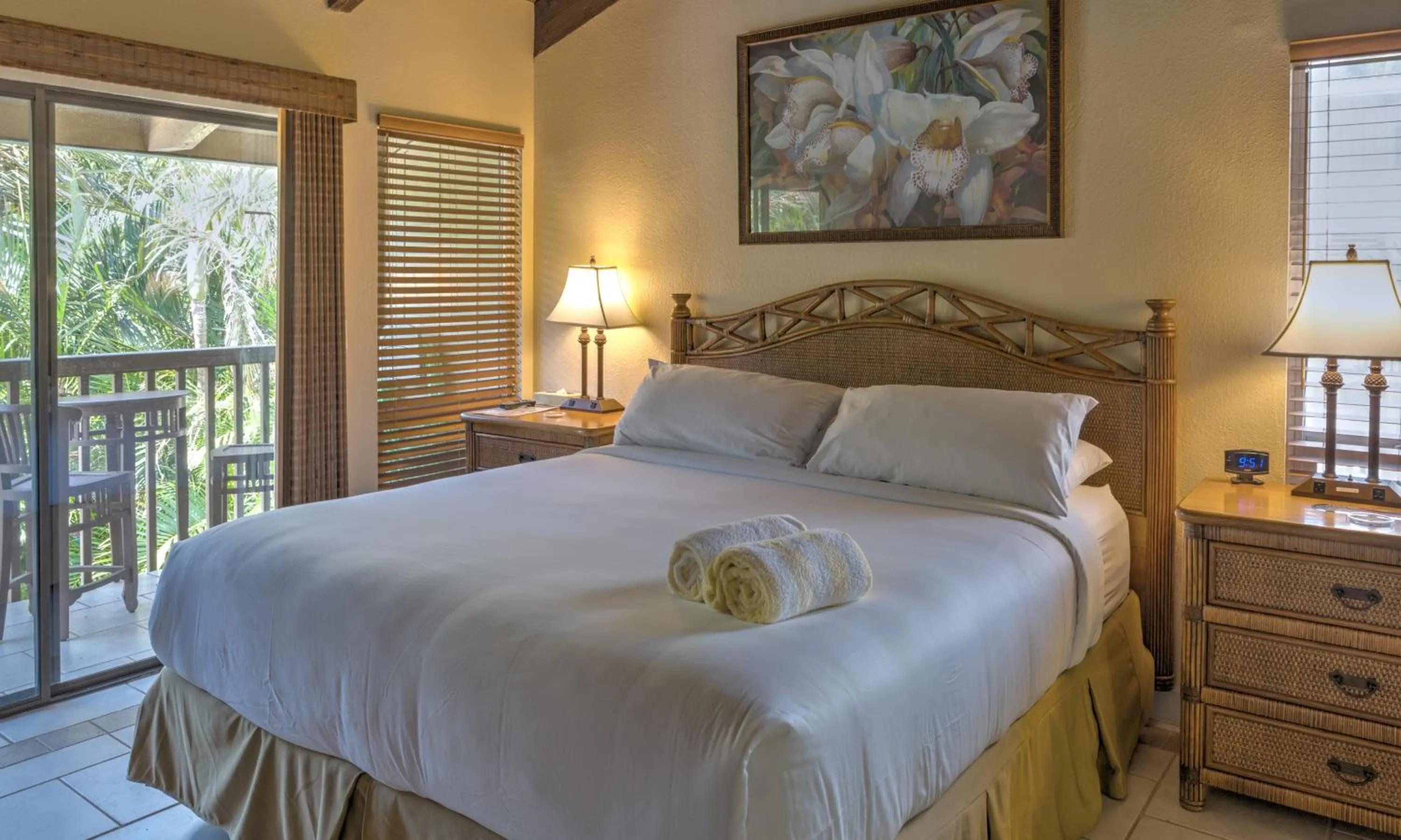 Bed in Kohea Kai Hotel Maui