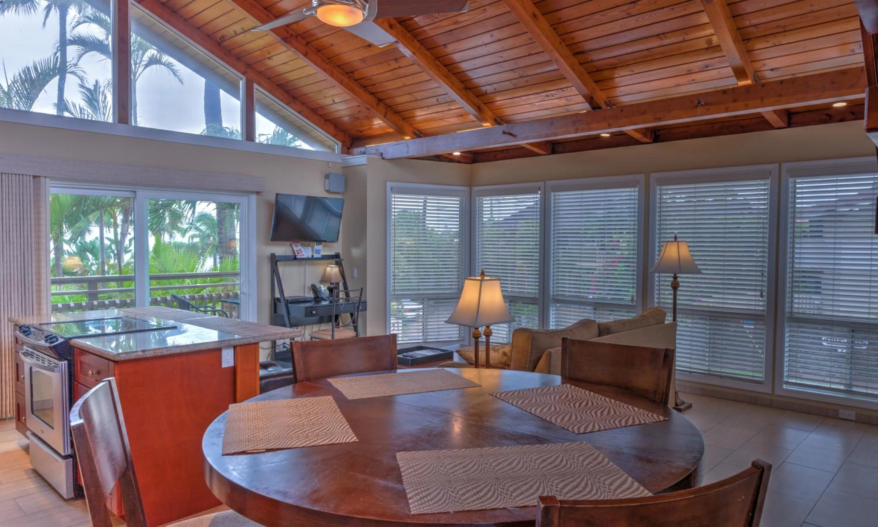 Dining area in Kohea Kai Hotel Maui