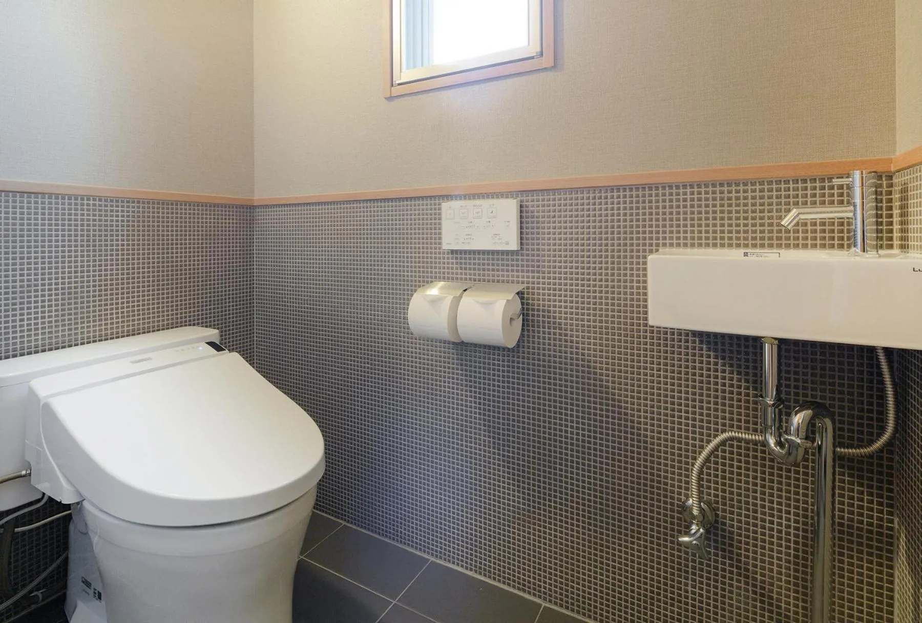 Toilet in MATERIAL Fuchomae